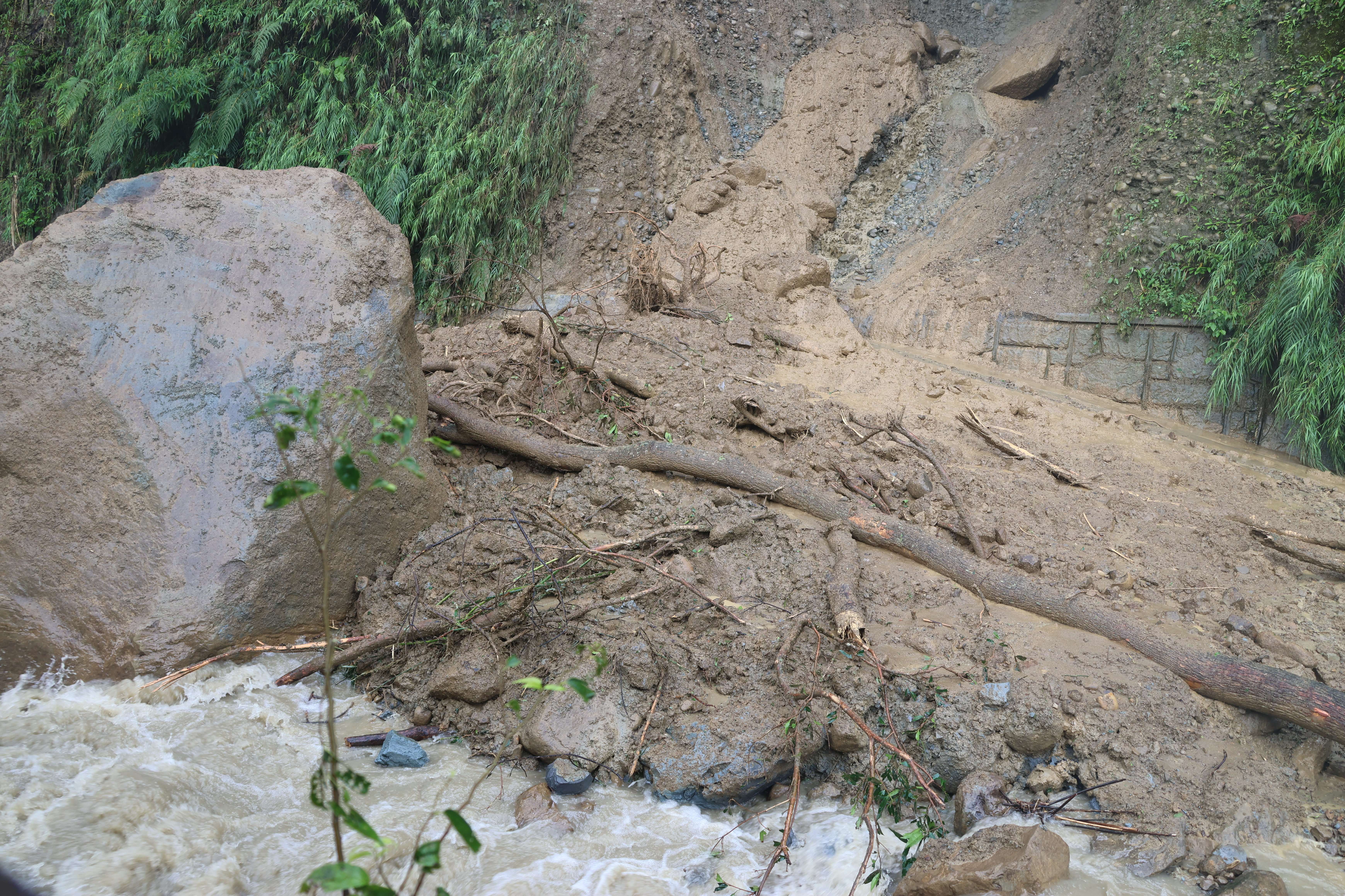 華山溪段土石大量崩落阻塞半個河道  縣府將先進行巨石擊碎 以暢通河道