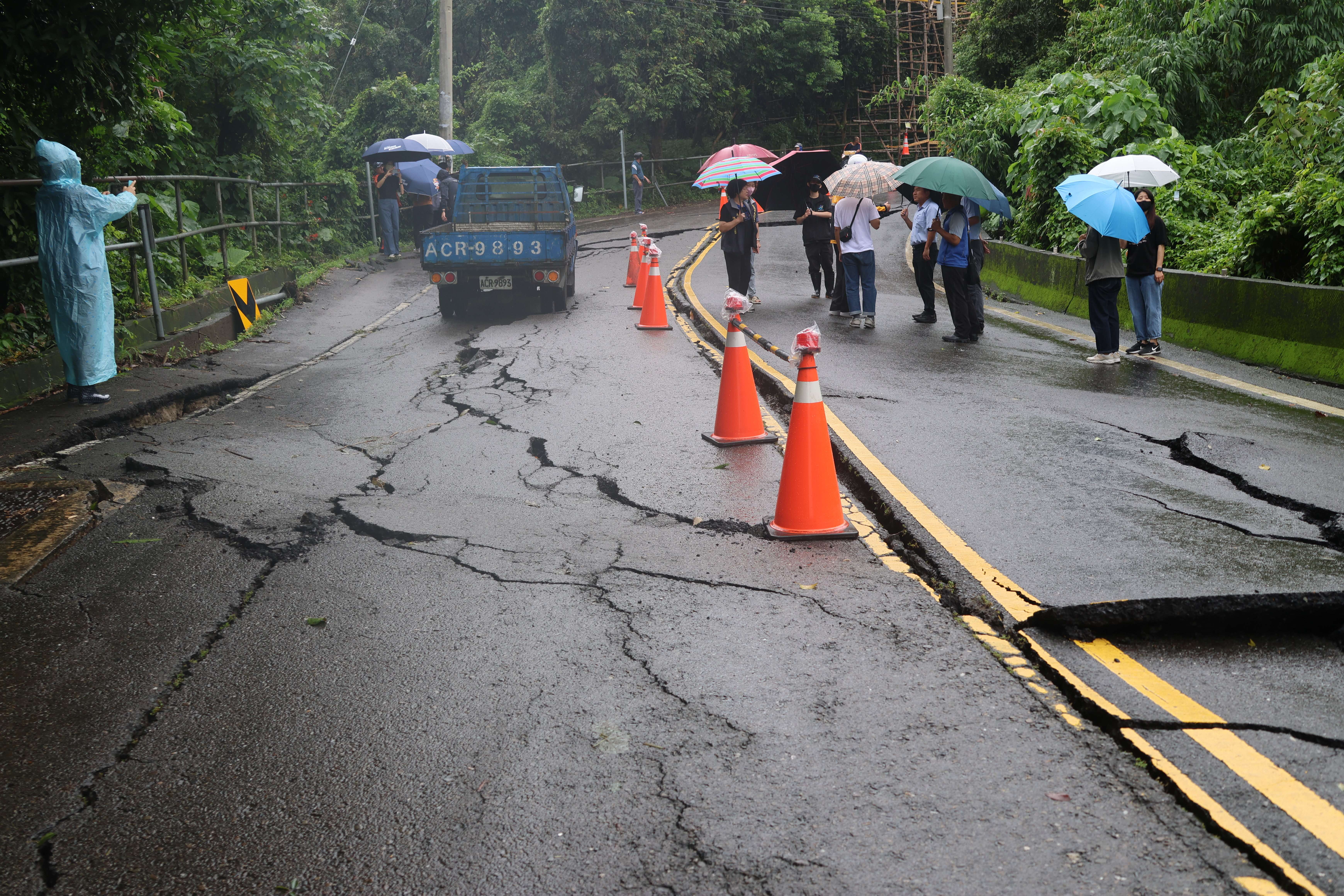 林內鄉坪頂村聯外道路雲61鄉道0.6K路面嚴重下陷情形