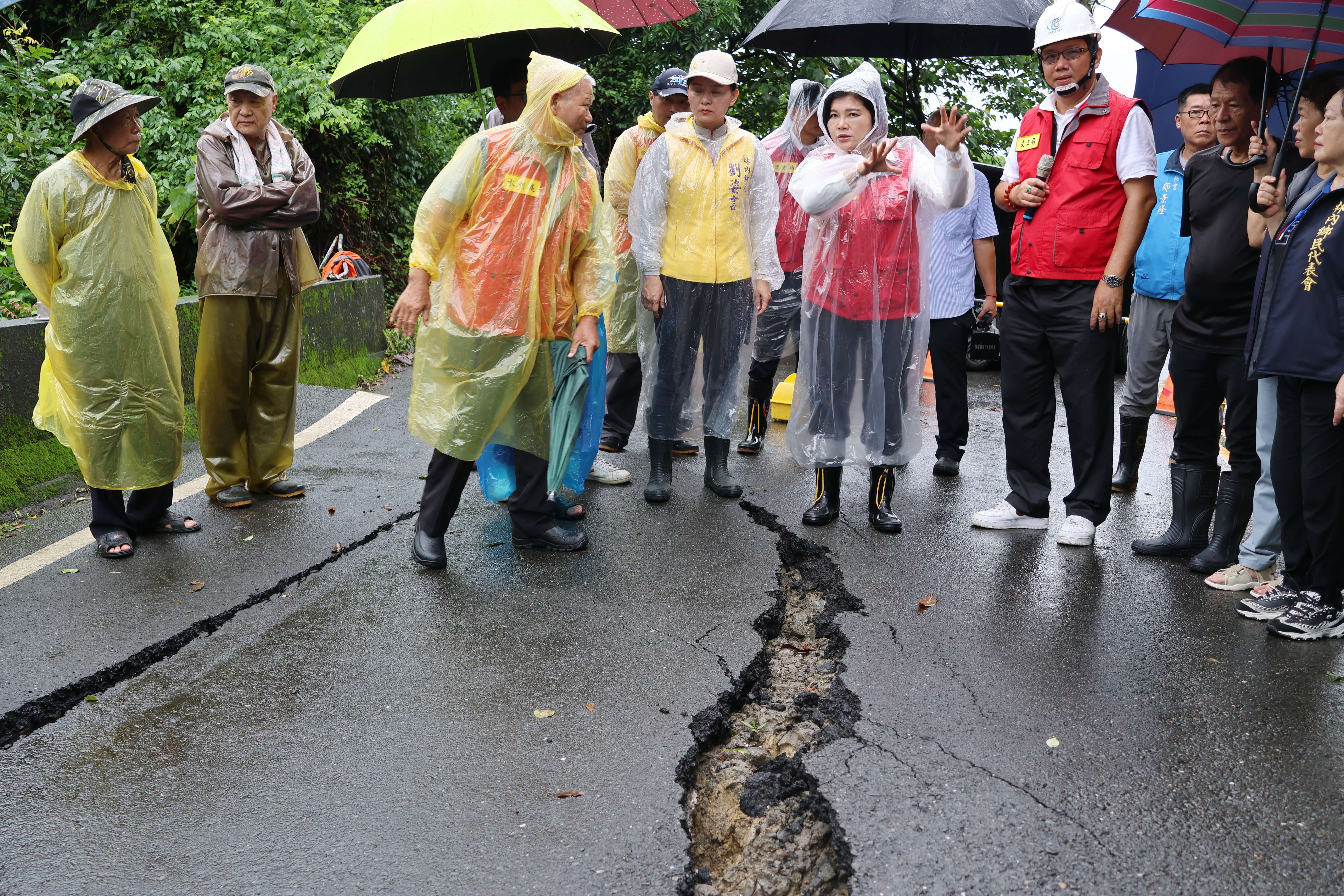 林內鄉坪頂村聯外道路雲61鄉道塌陷 張麗善:立即搶險搶通 恢復村民正常生活