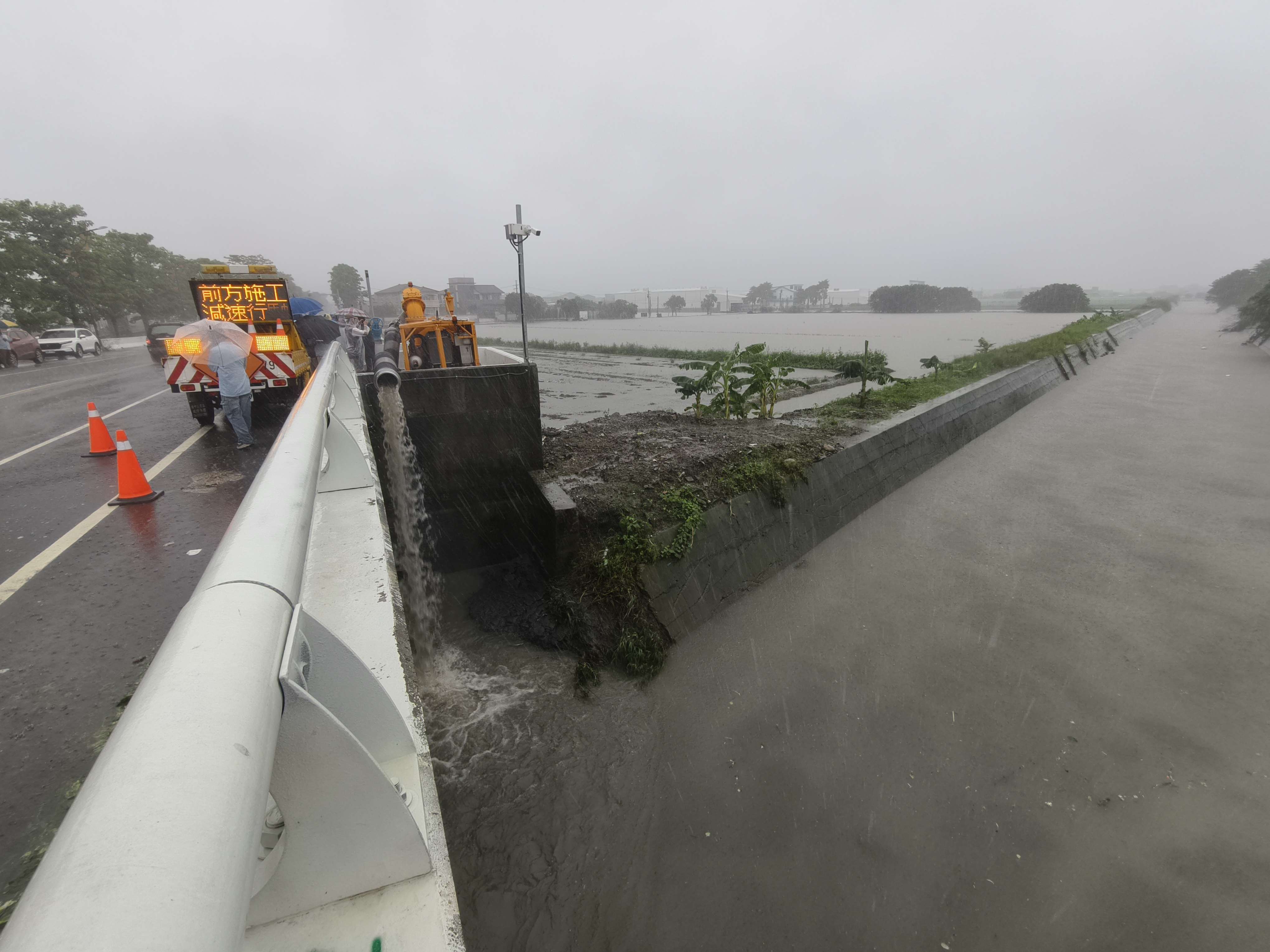 受連日豪雨影響，縣道145西螺魚寮一號橋處側溝排水不及，造成鄰近農田淹水嚴重，一片汪洋