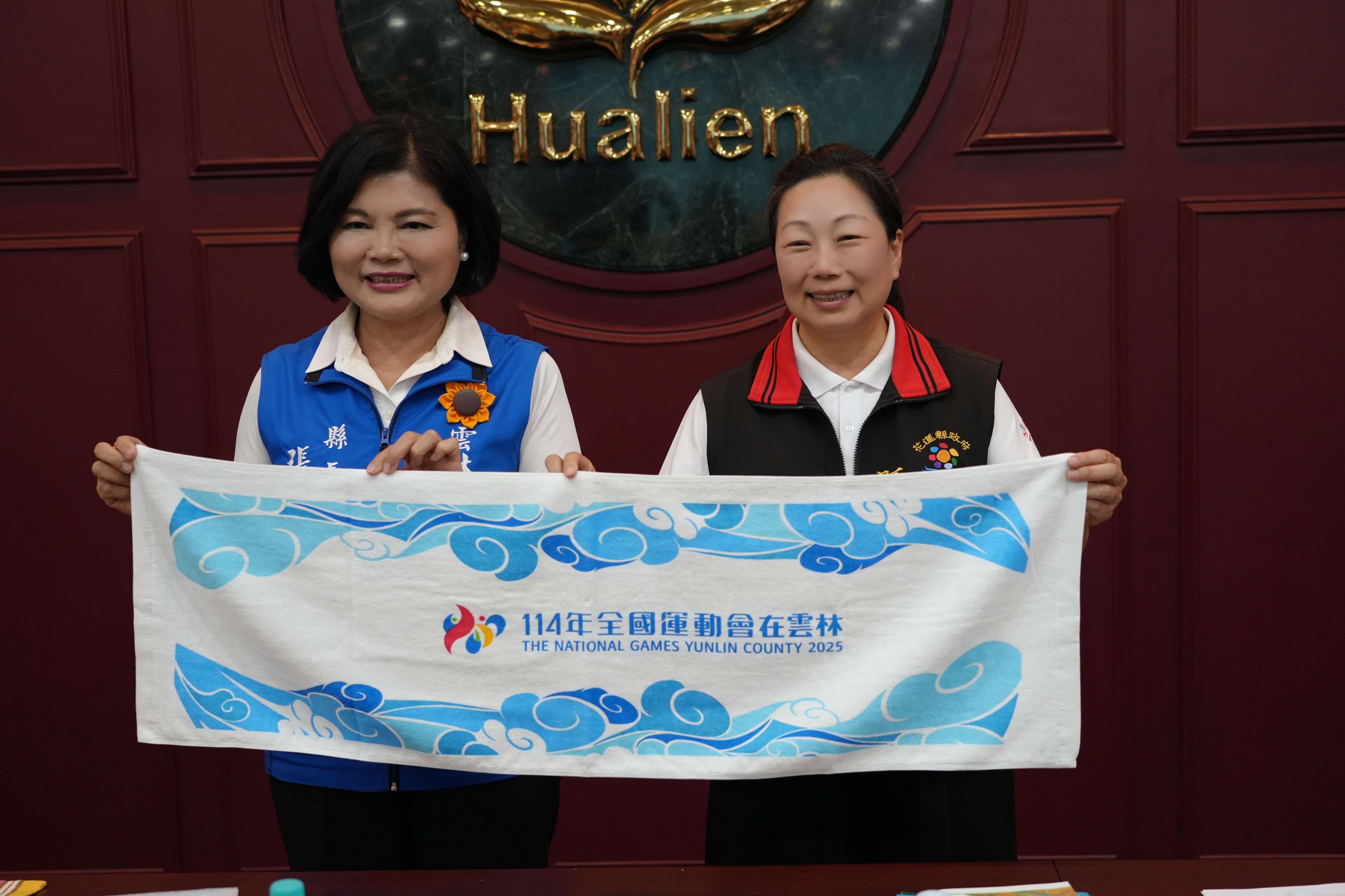 張麗善縣長致贈114全國運動會運動毛巾給花蓮縣長徐榛蔚，邀請10月全國運動會見!
