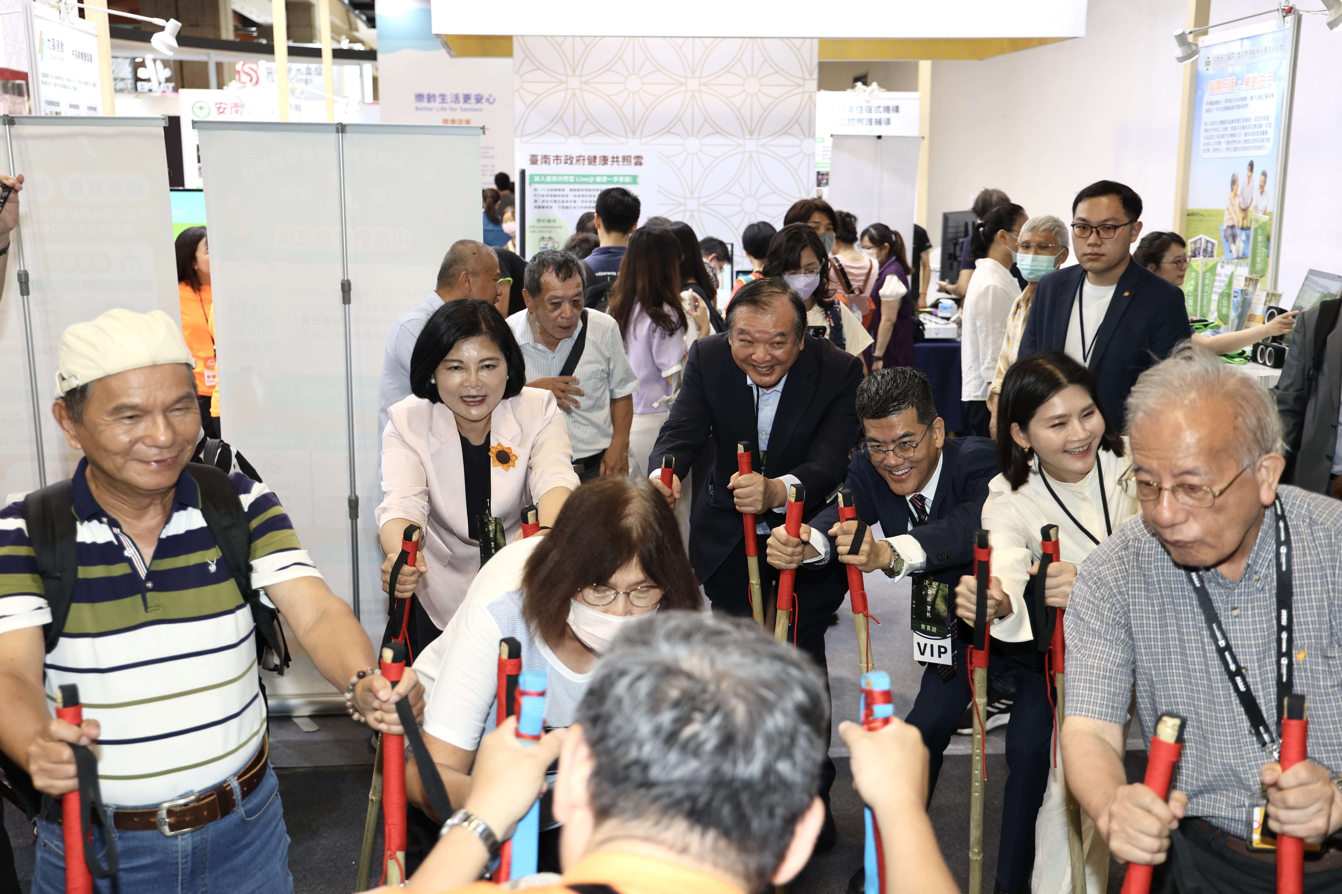 計畫處主推「竹製健走杖」推廣民眾健走、登山使用，促進竹子碳循環及高齡者健康