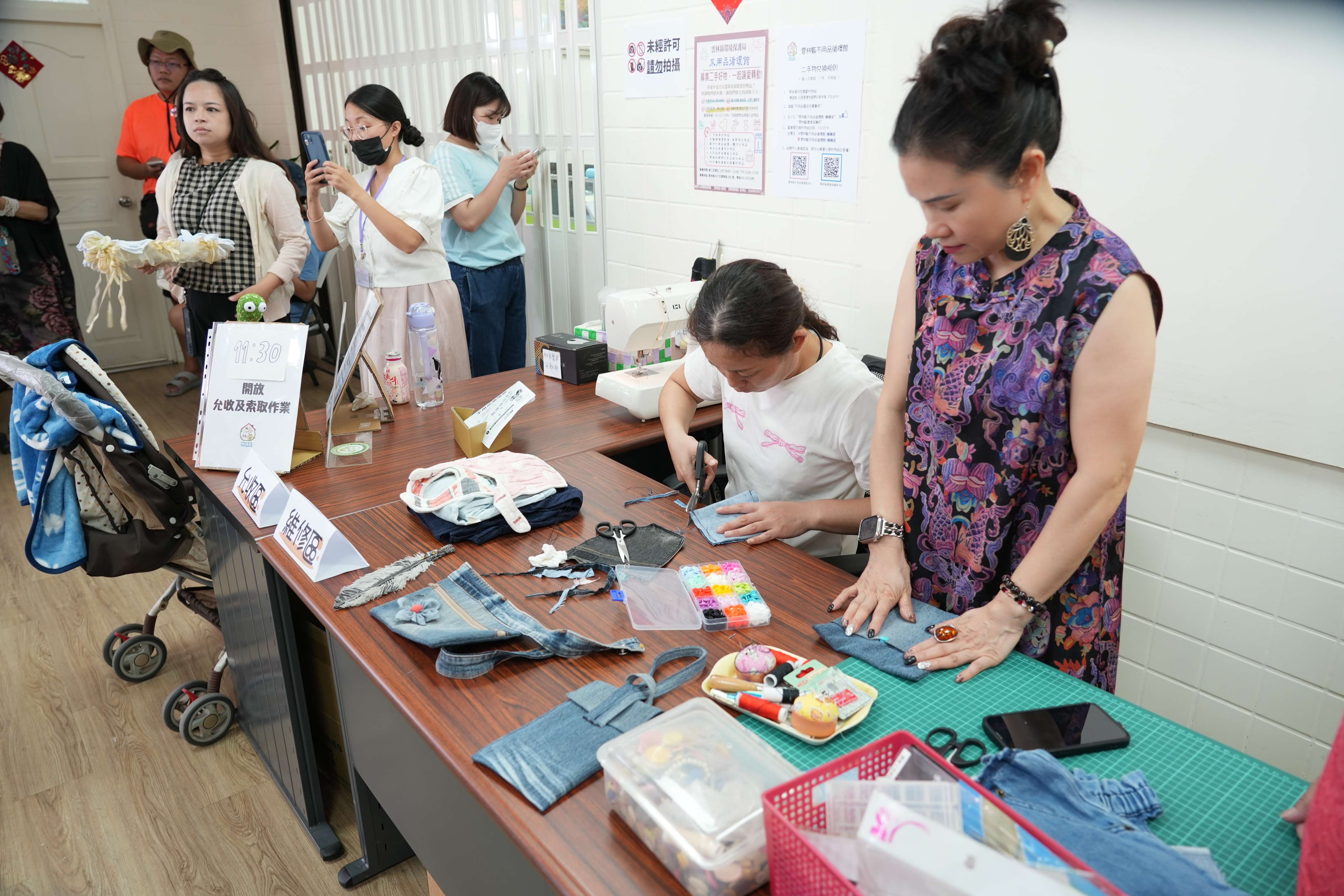 不用品循環館聘請專業師傅進駐維修、整理或改造民眾送來的不用品，使其具有再利用價值。