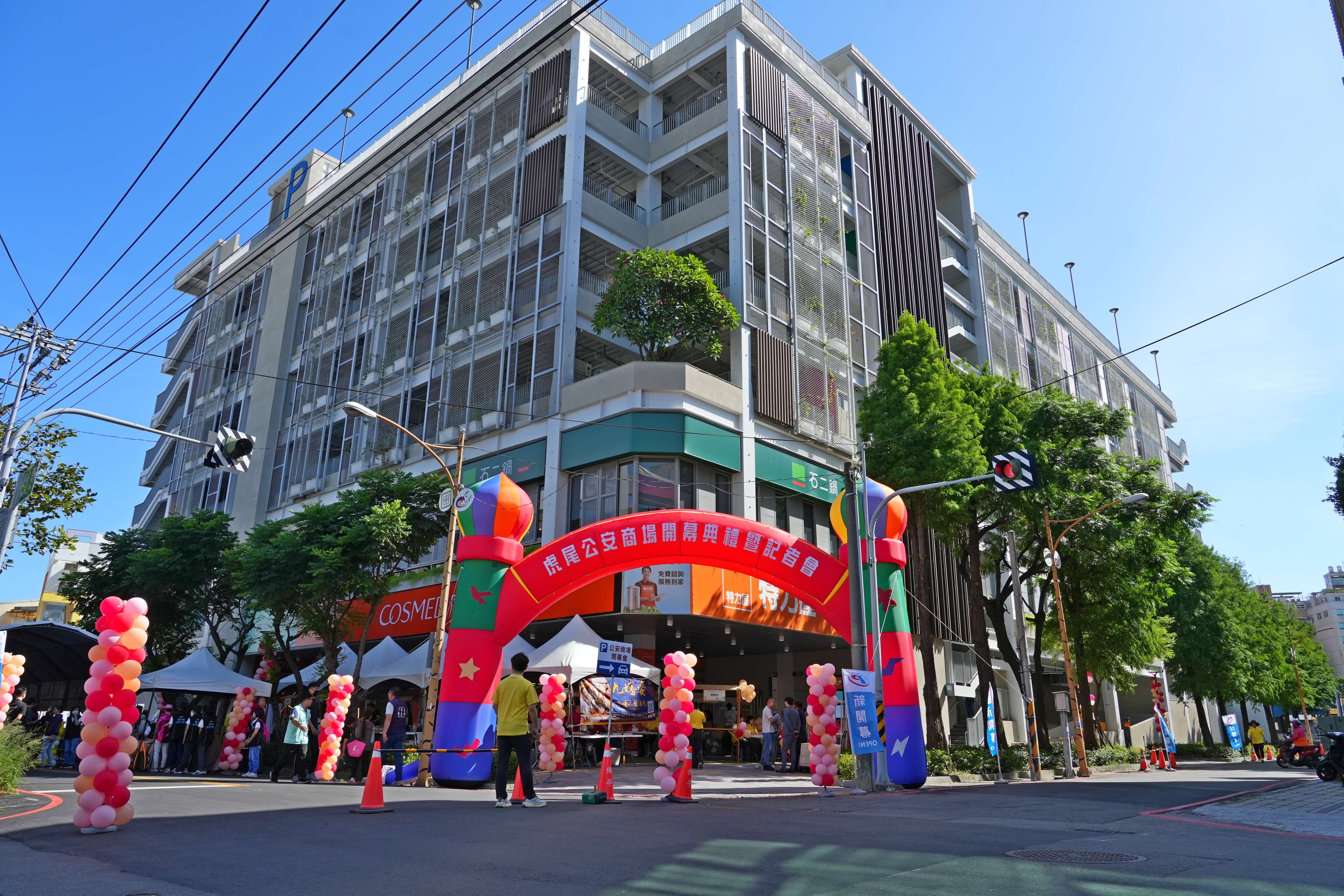 公安商場暨立體停車場外觀以「城市森林」為概念設計，輕盈通透、融入周邊景觀。
