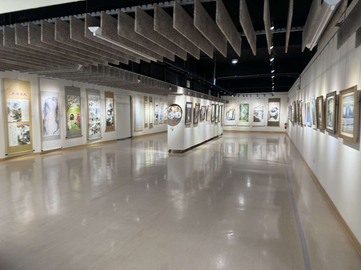 雲林縣美術協會會員聯展展出近百幅多元創作，呈現會員豐沛的藝術能量與風格魅力。