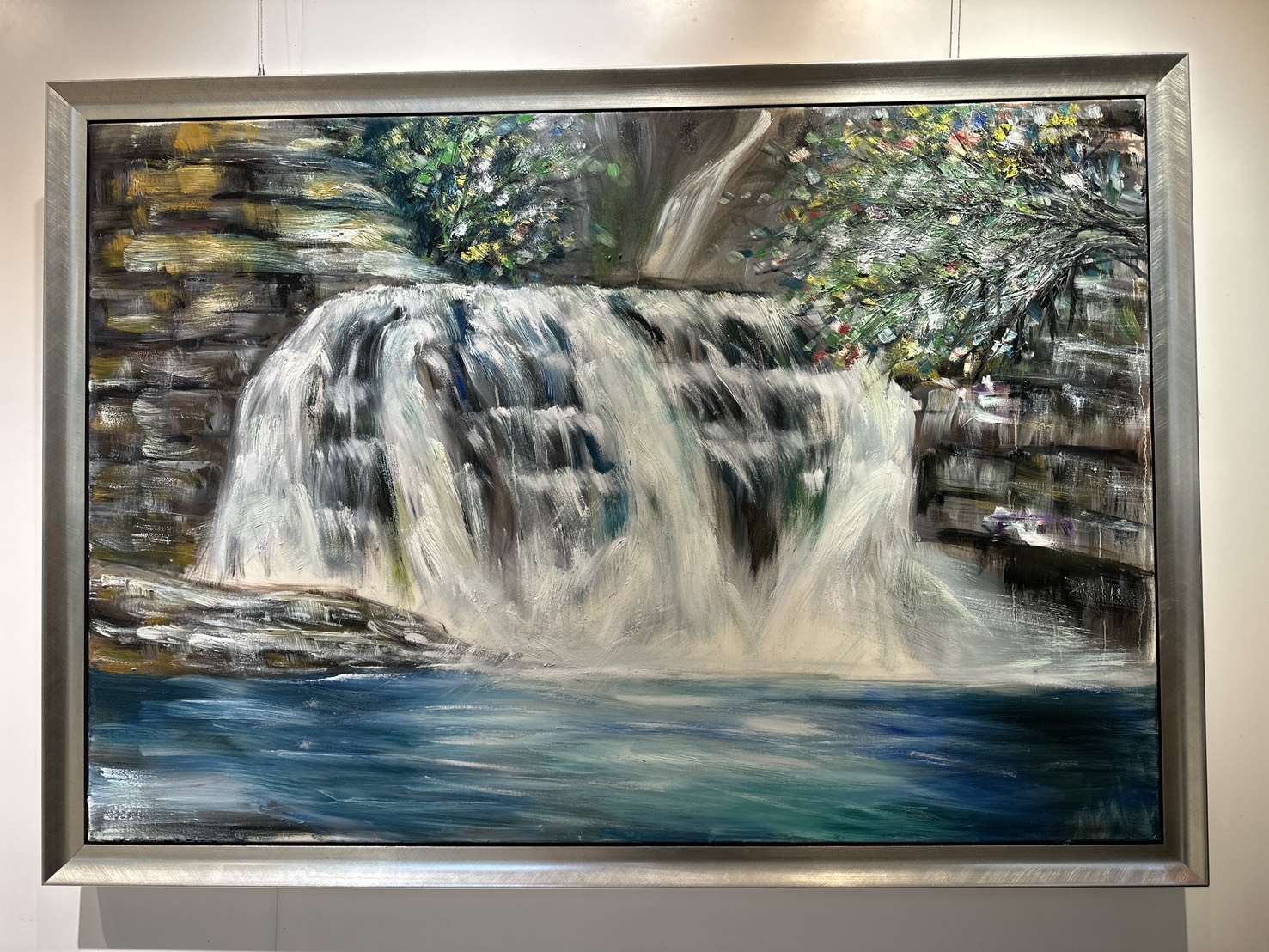 本次個展以「水」為主題，象徵生命源頭與無限可能。