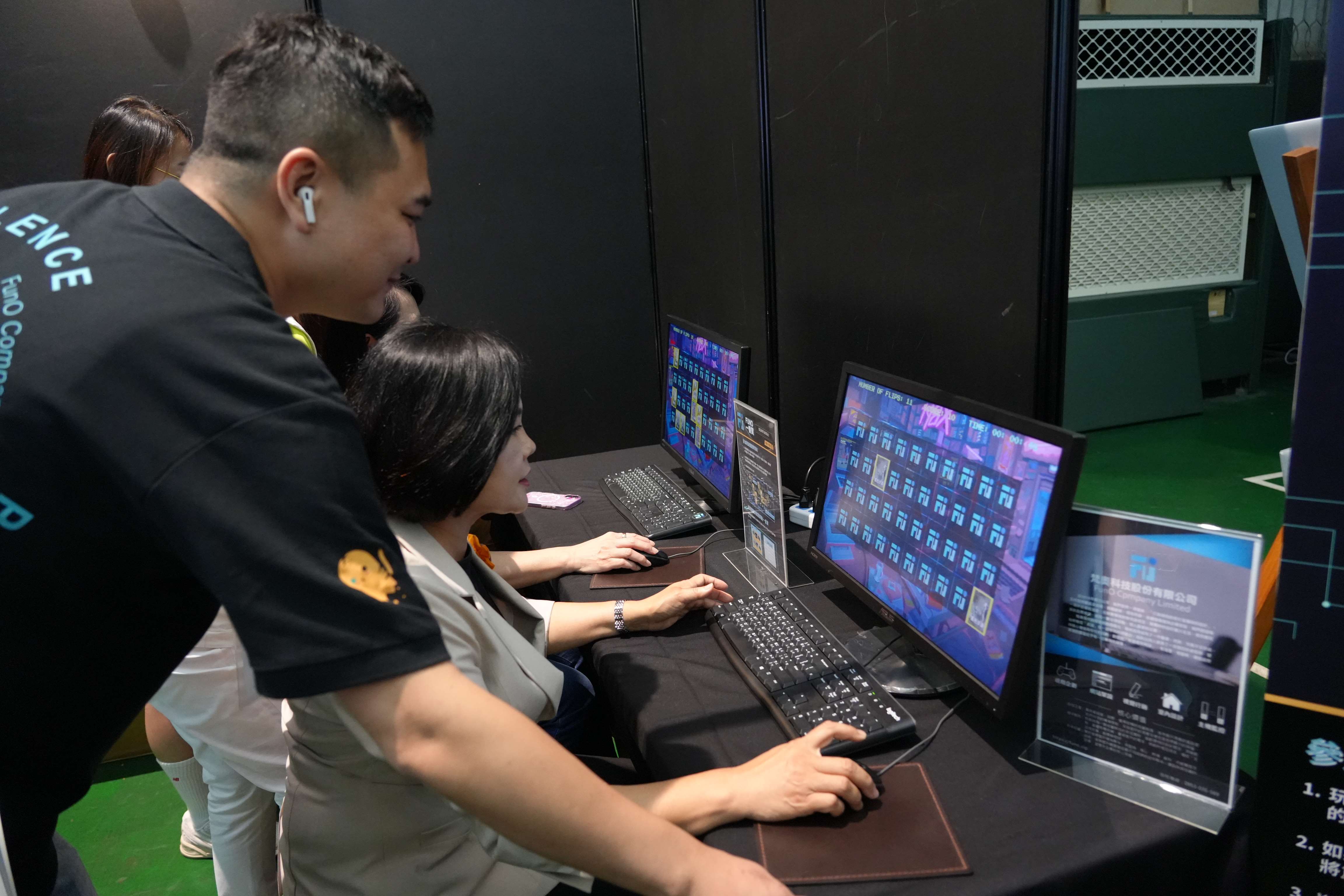 縣長張麗善體驗電腦遊戲。