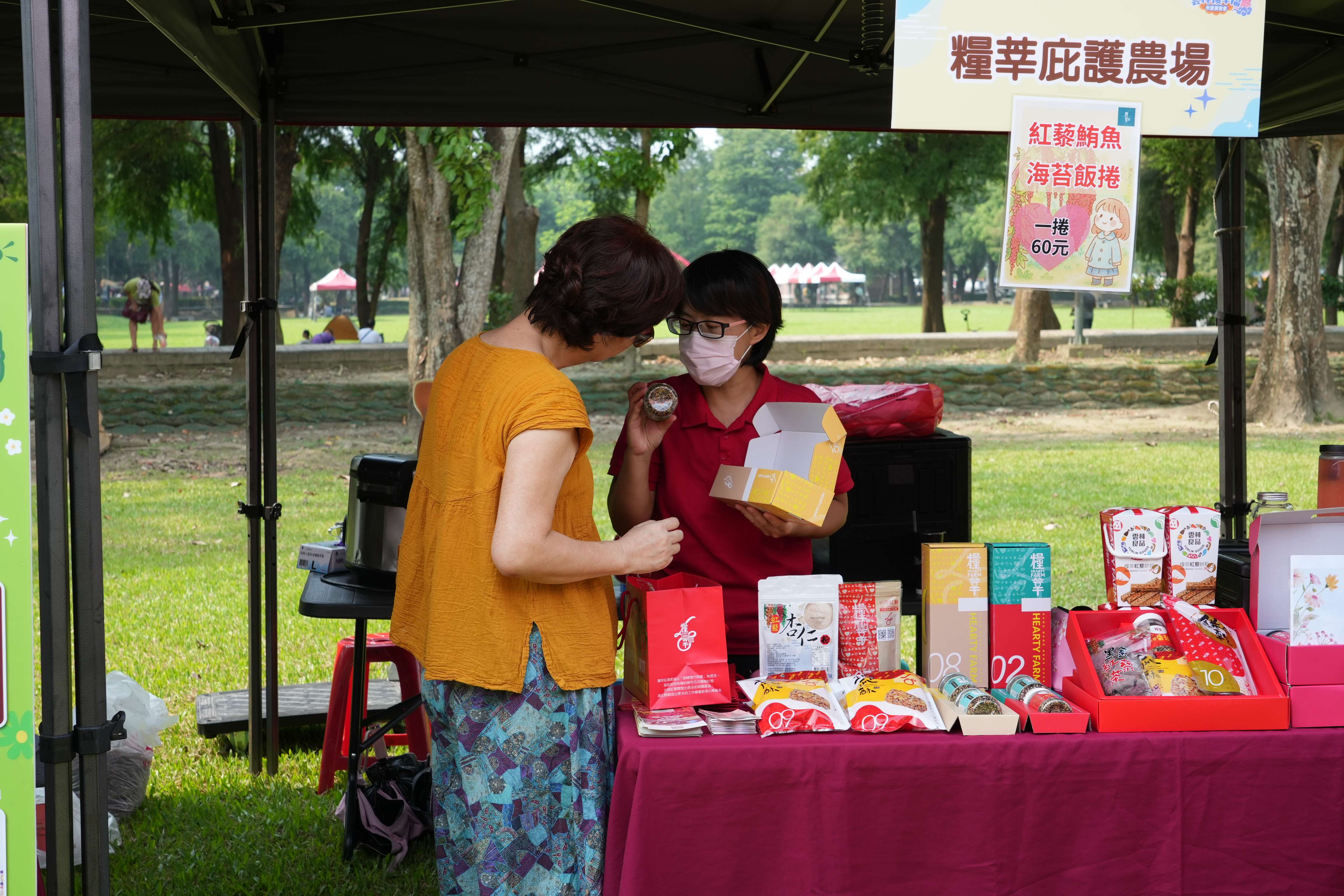 縣府協助身心障礙團及庇護工場行銷伴手禮,吸引民眾選購。