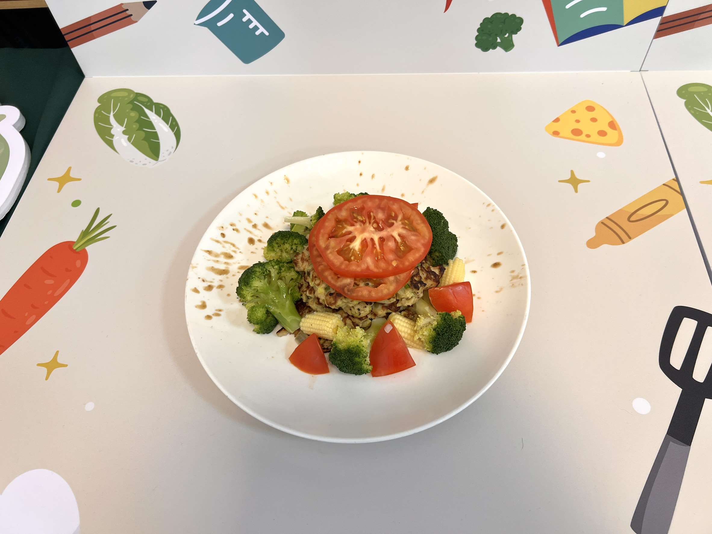 作品〈來惜—兒子的胡鬧脾氣〉將蔬菜皮與菜梗重新賦予價值，化身為小朋友最愛的漢堡排，用創意料理溫柔安撫每個鬧脾氣的瞬間。
