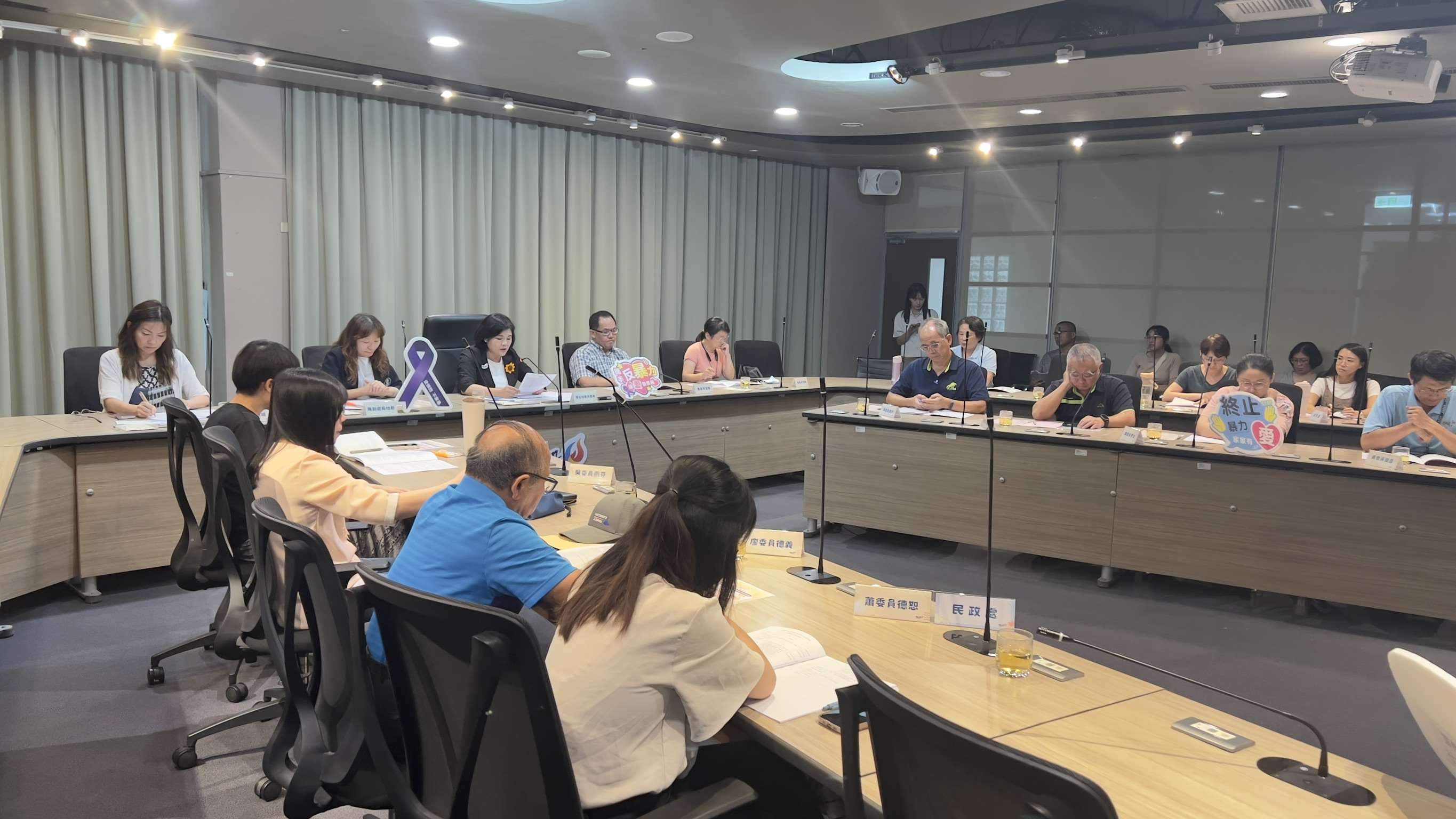 縣長張麗善主持家暴及性侵害防治委員會，感謝各網絡單位對保護性業務之付出