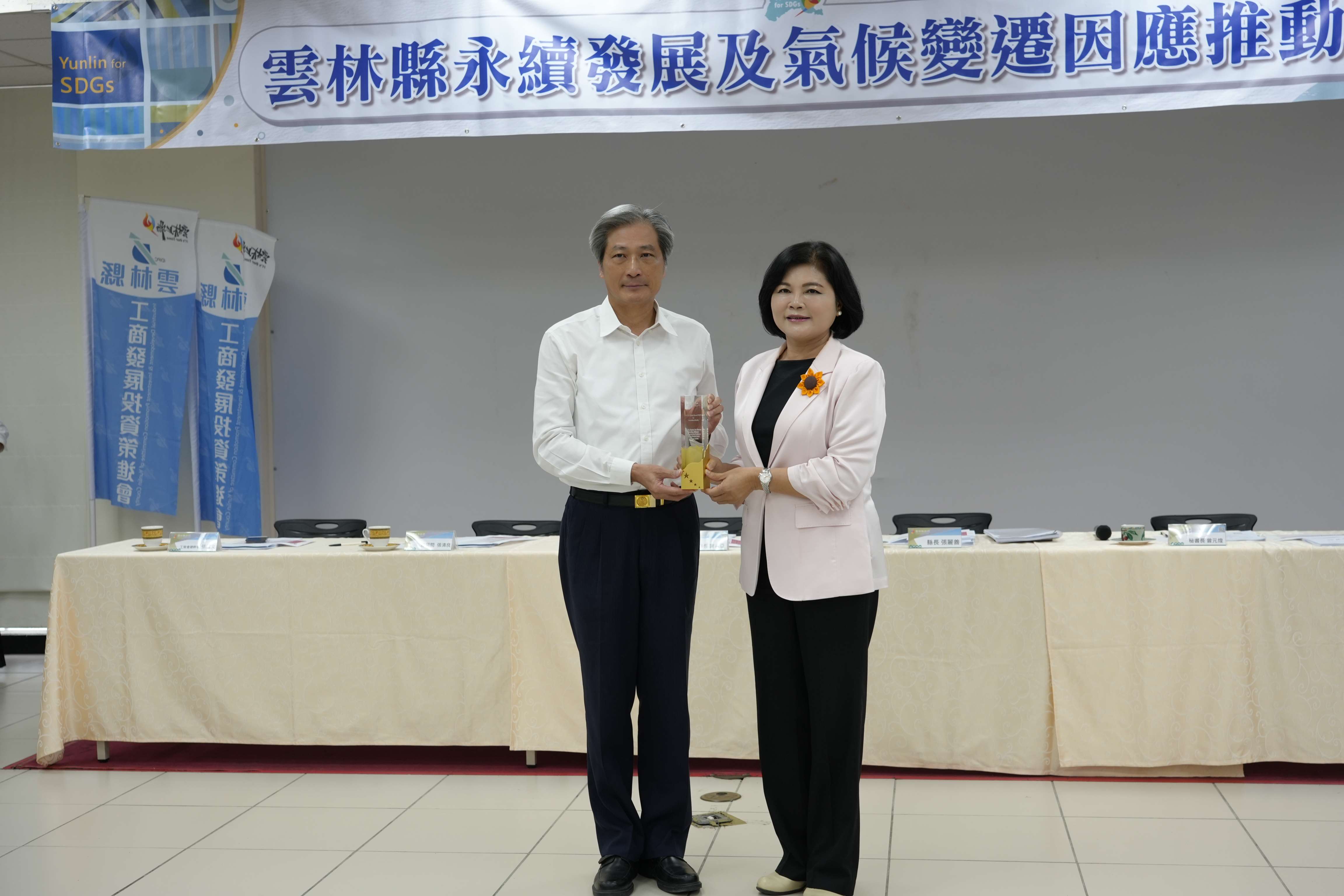 消防局長林文山將WITSA創新e醫療首獎獎座獻給張麗善縣長。