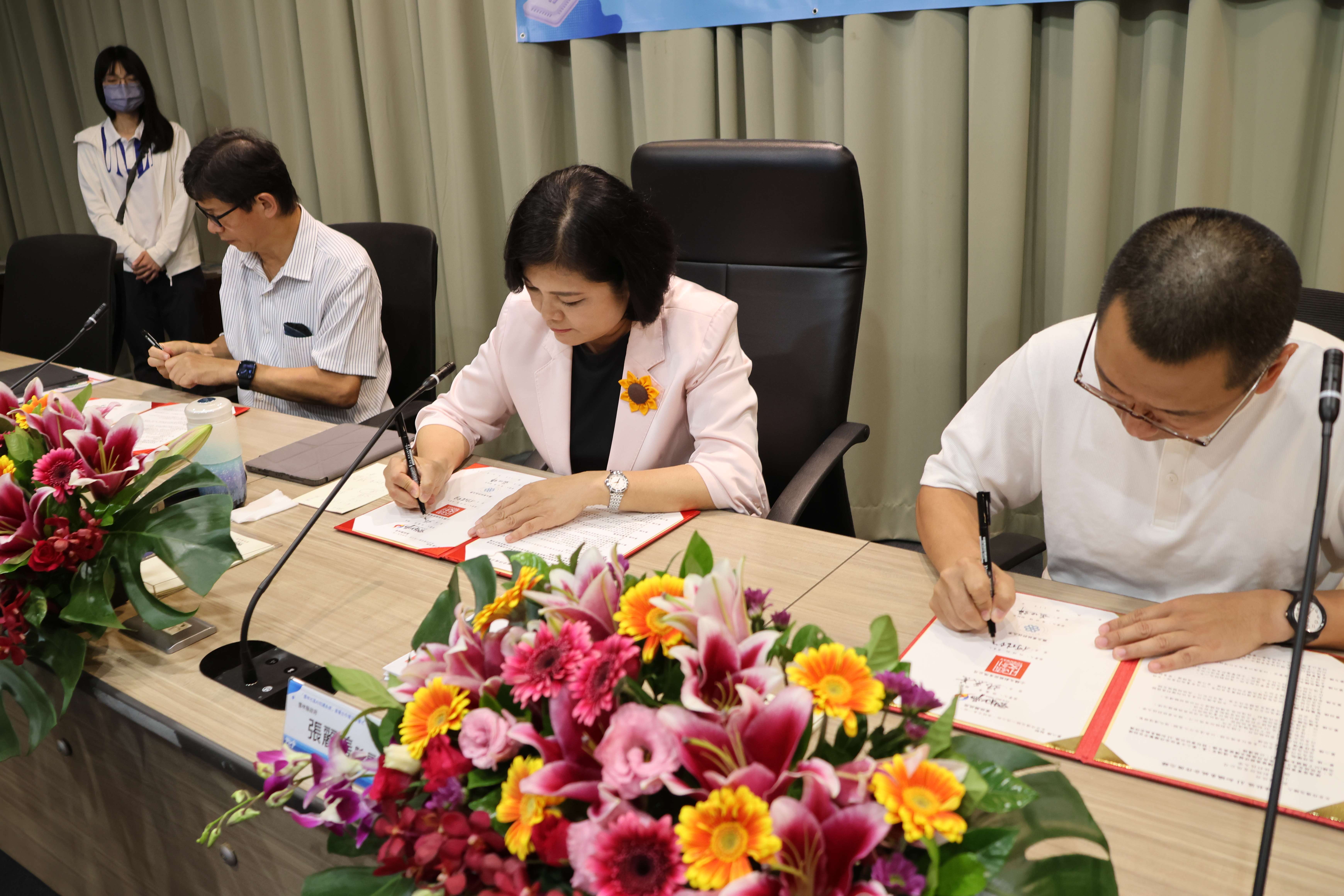 雲林縣長張麗善(中)、國立雲林科技大學副校長黃世輝(左)、及小鎮文創股份有限公司何培鈞負責人(右)共同簽署合作備忘錄