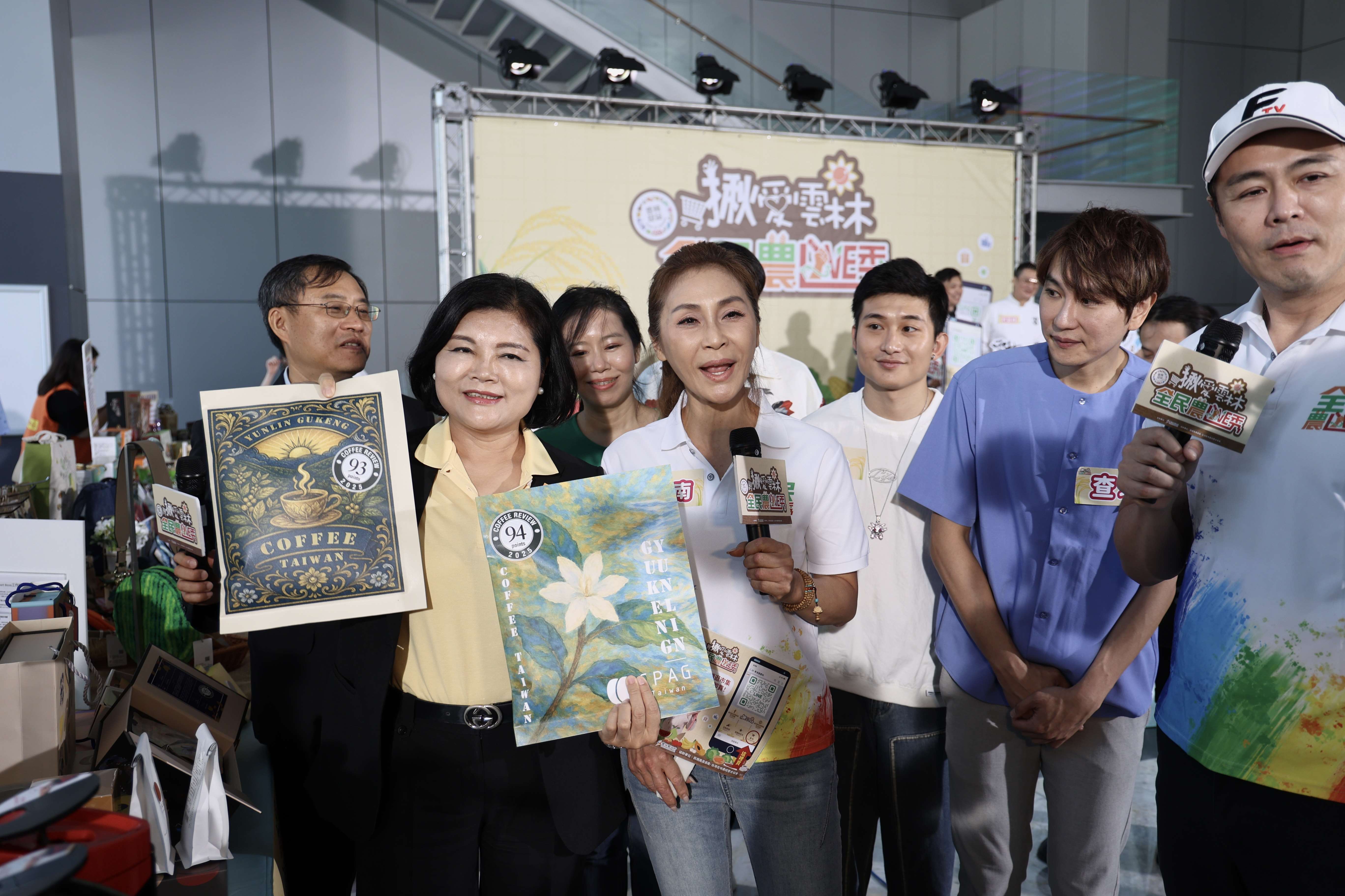 張麗善縣長帶領當紅藝人梁佑南、劉至翰逐一巡禮推薦現場雲林好物