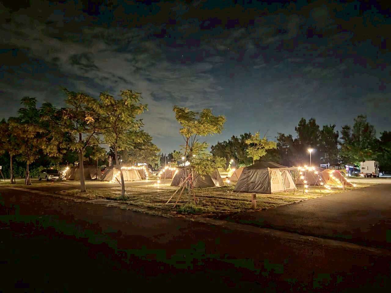 昨晚試露活動吸引不少人來海口故事園區體驗夜宿星空的美好