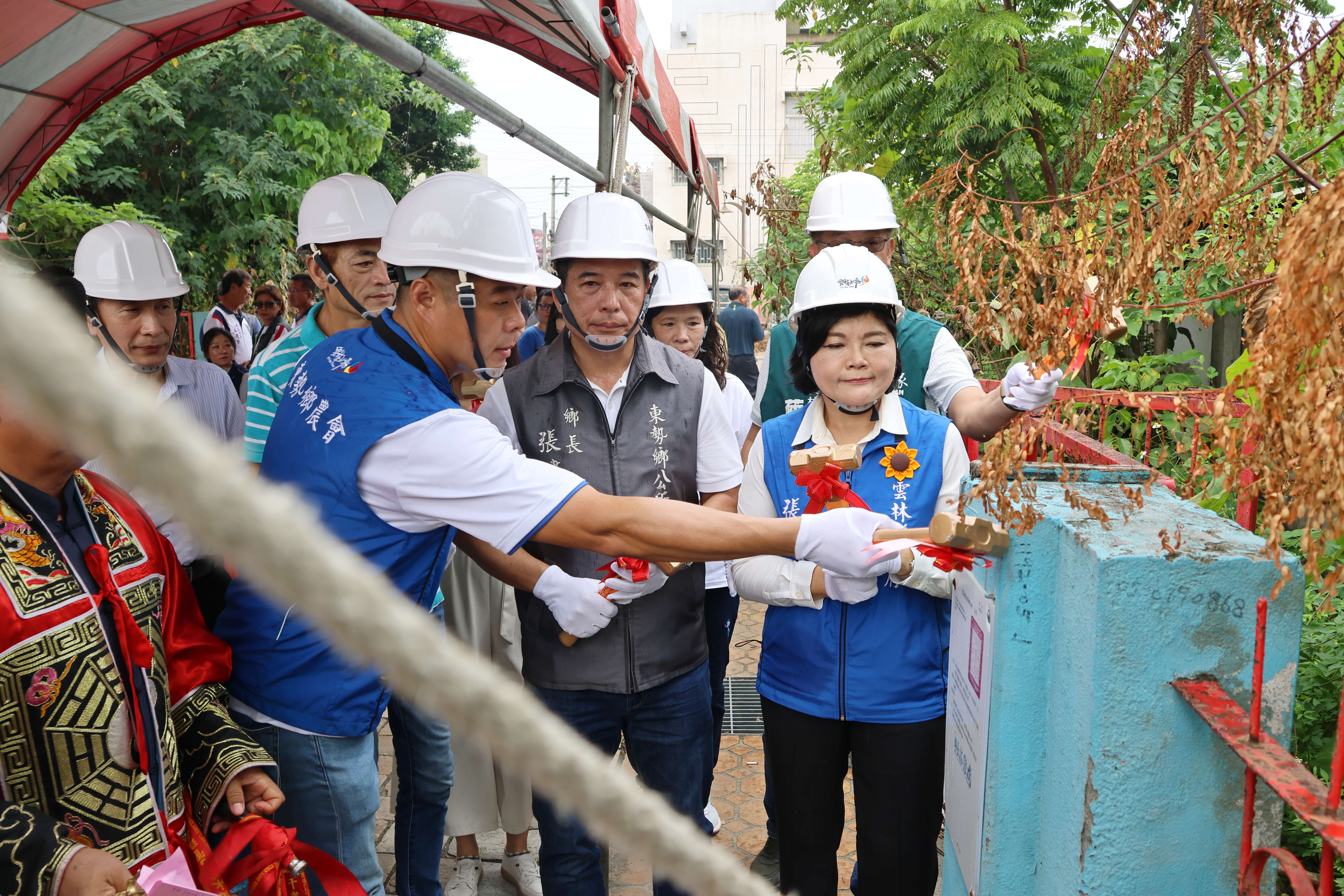 動鎚象徵拆除工程正式啟動