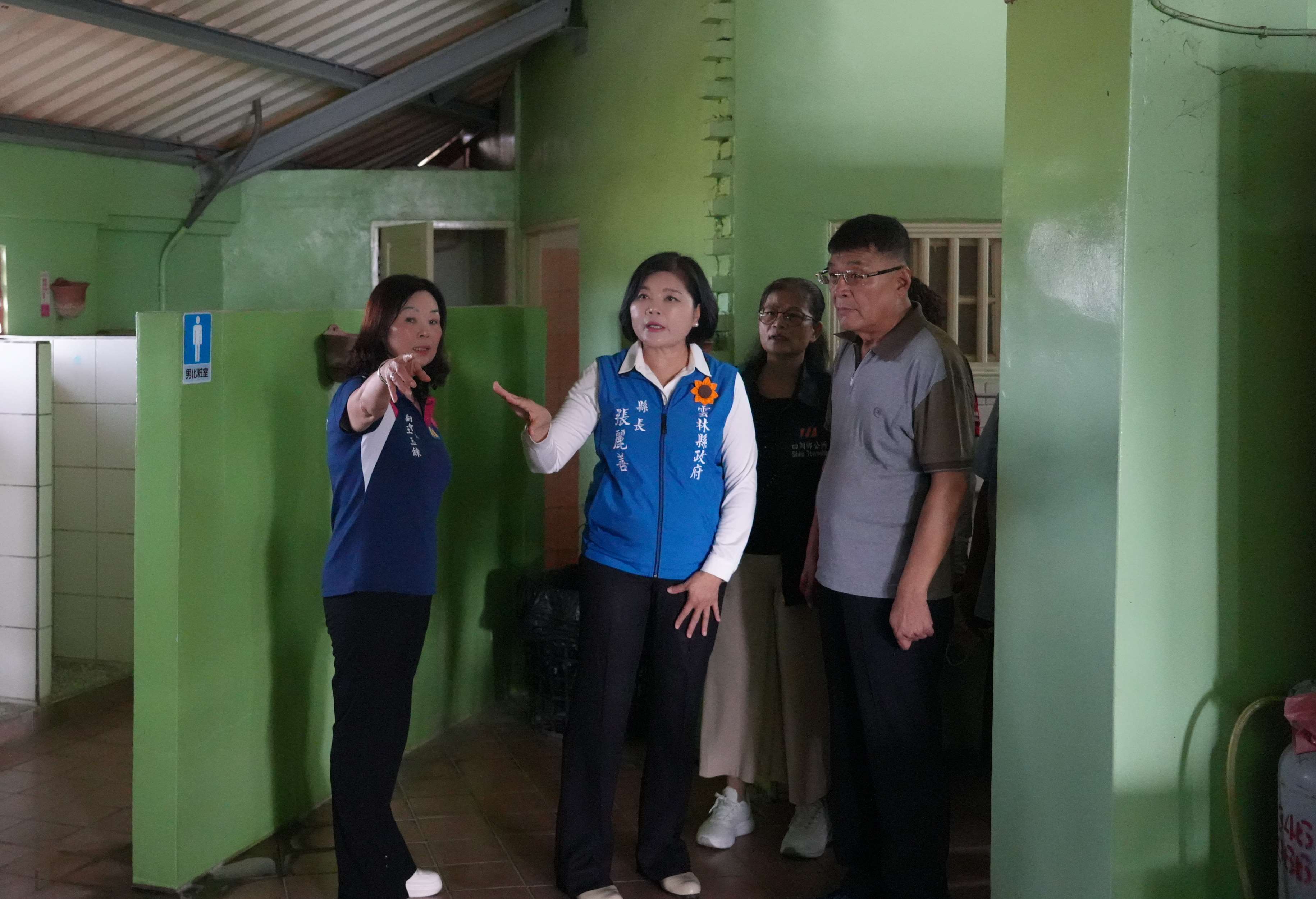 張麗善縣長等人實勘現有活動中心空間。