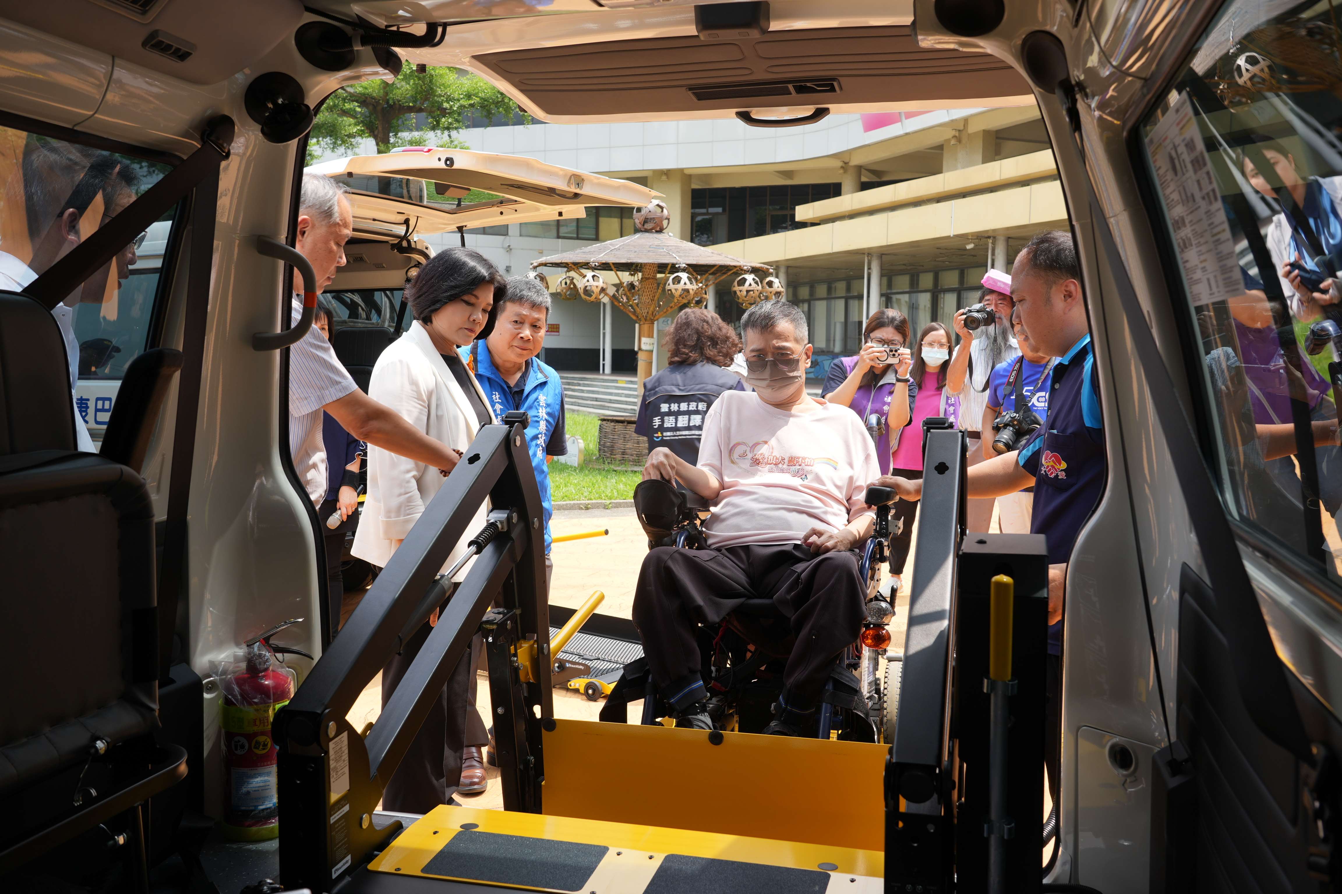 郭進源董事長捐贈復康巴士可搭乘2輛輪椅。