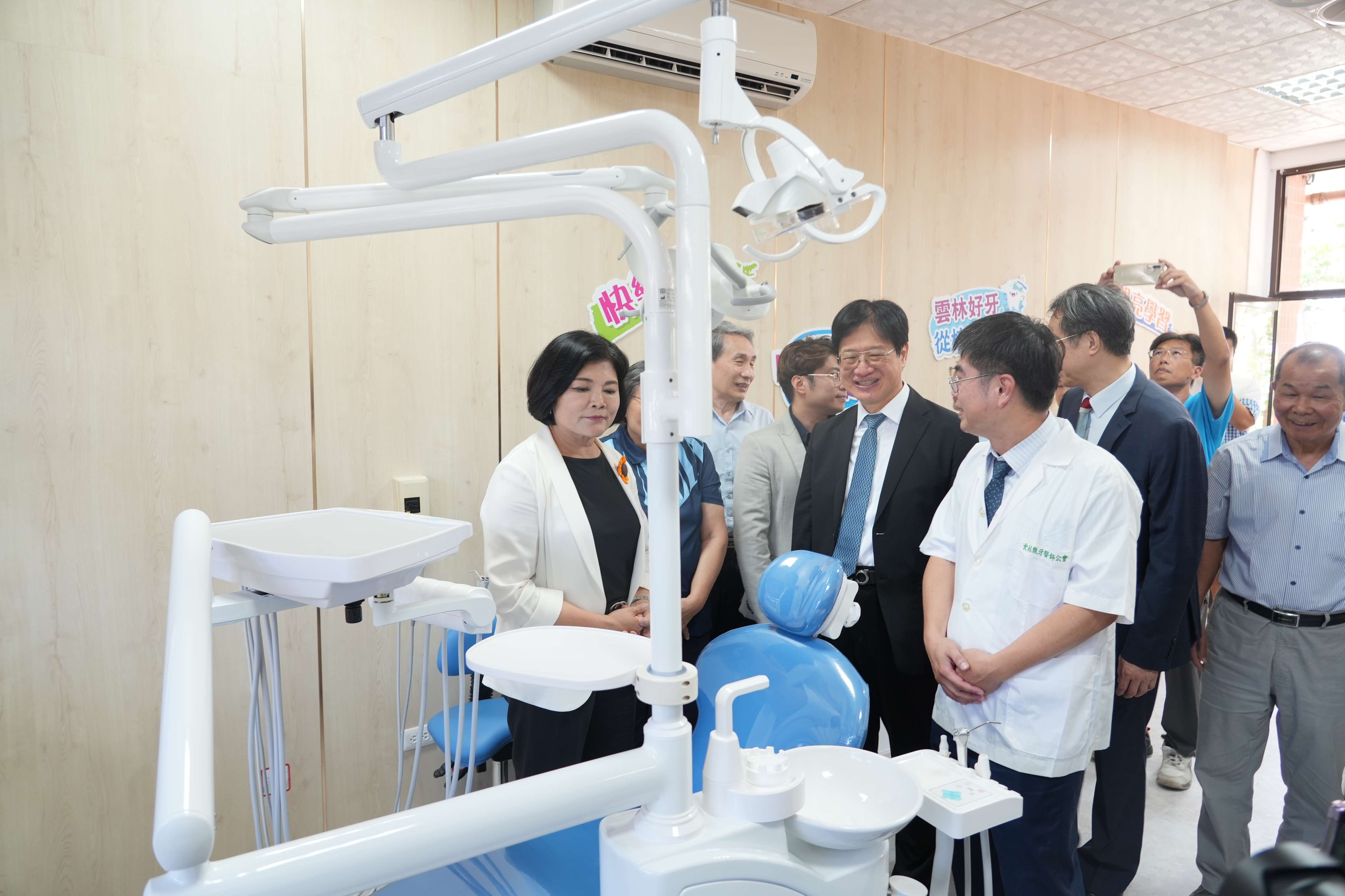 縣府自籌經費於9鄉鎮、12所學校設置牙科診療椅,守護學童牙齒健康。