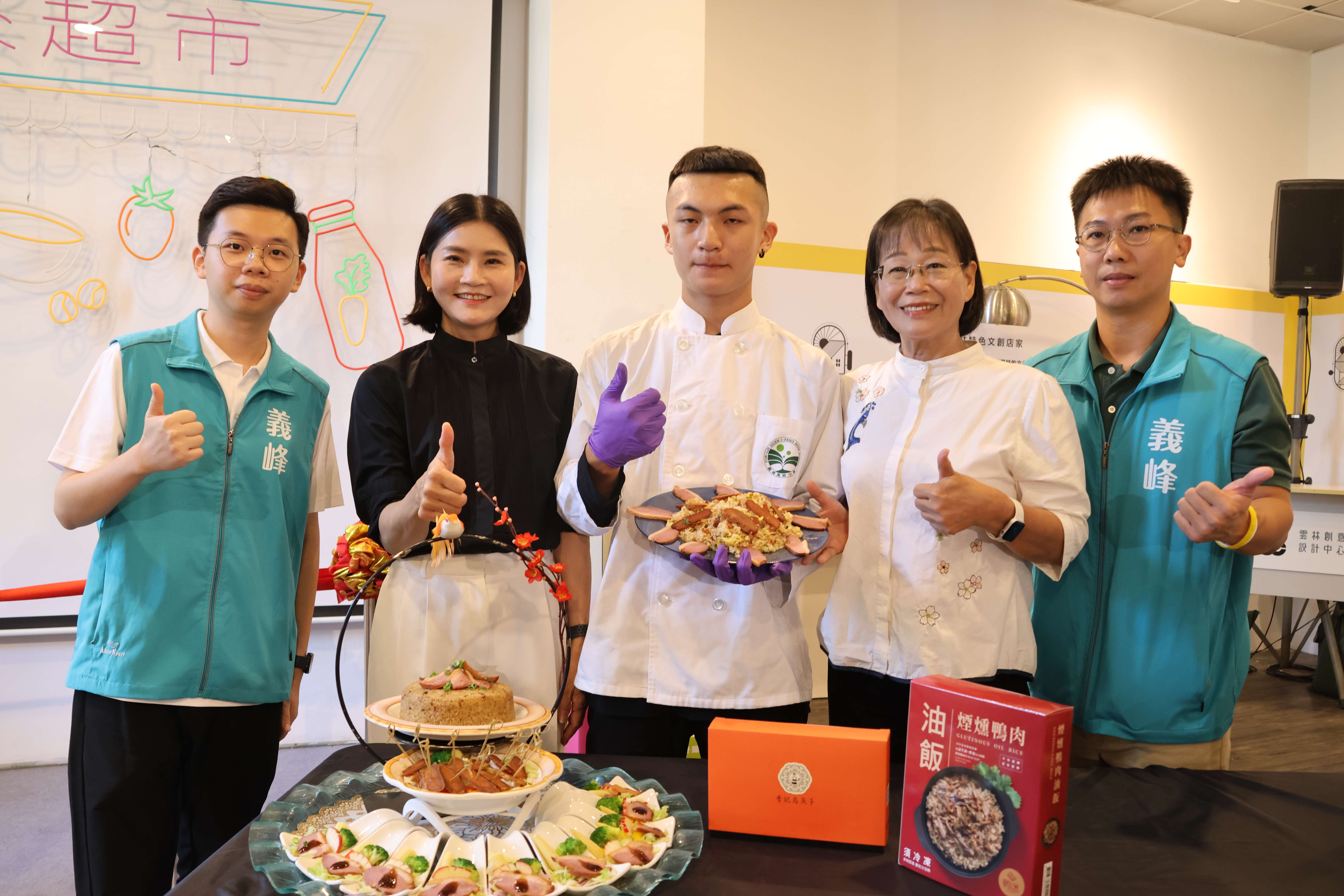 今開幕活動 邀請義峰高中現場料理烏魚子炒飯 香味四溢 令人垂涎