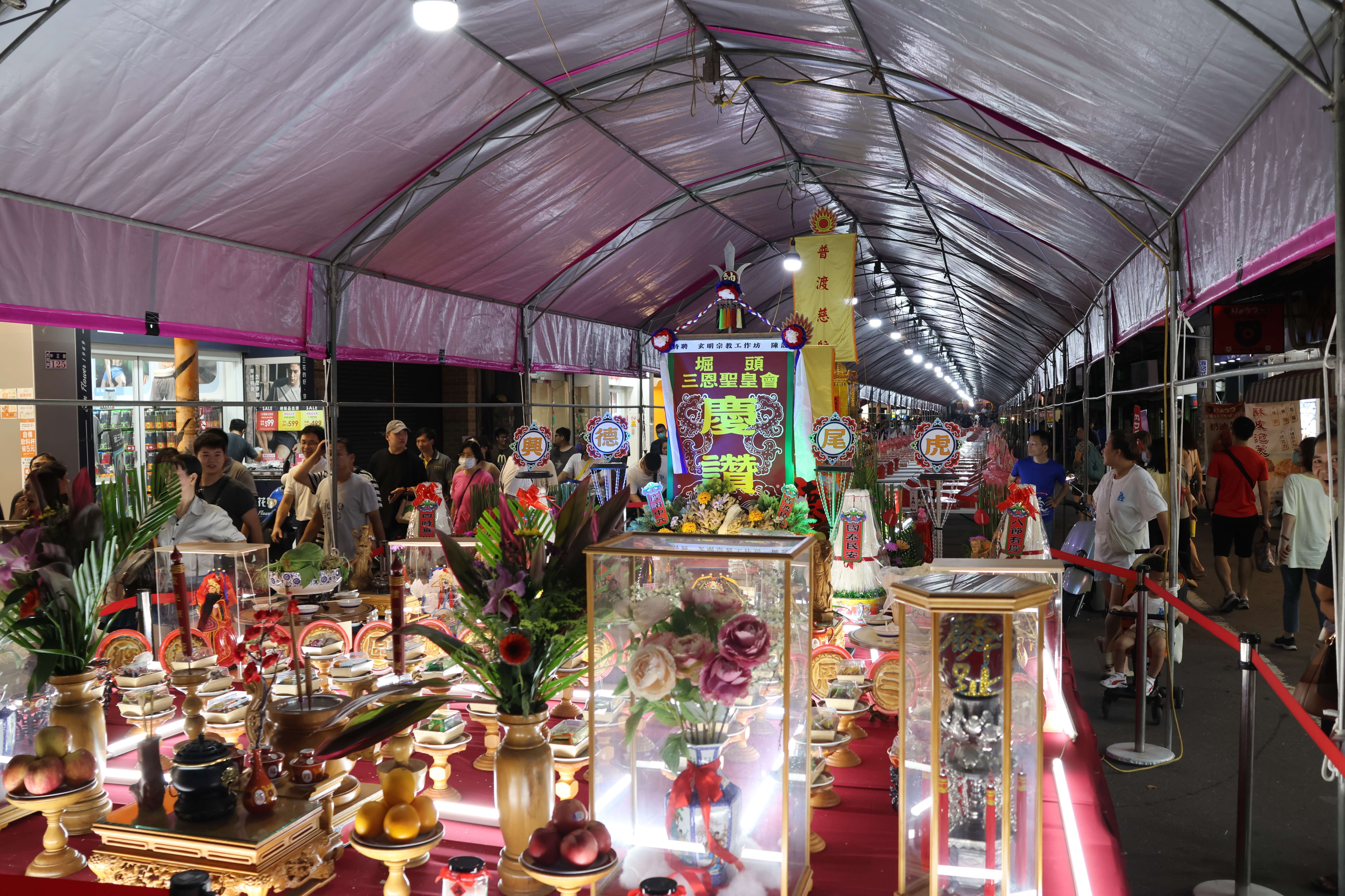 各區精心設計的普渡供品體現了慎終追遠、慈悲感恩的美德,更成功吸引了大量觀光人潮前來體驗