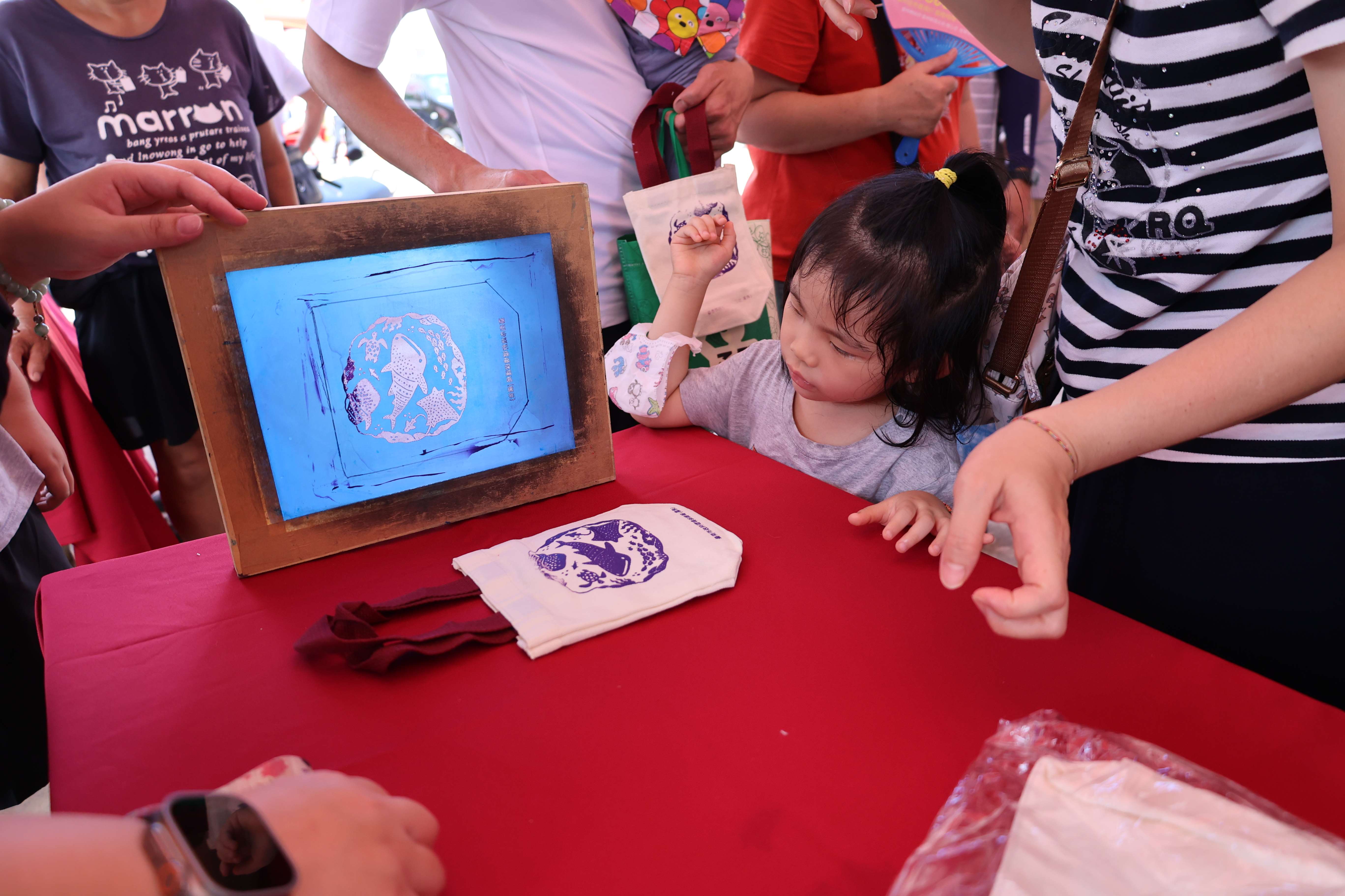 玉米文化節活動規劃了多樣化體驗,包括手作DIY、剪紙文化、左手香膏、防蚊香磚、水苔球植物創作等,讓大小朋友在遊戲中學習,也能感受農村的創意與用心。