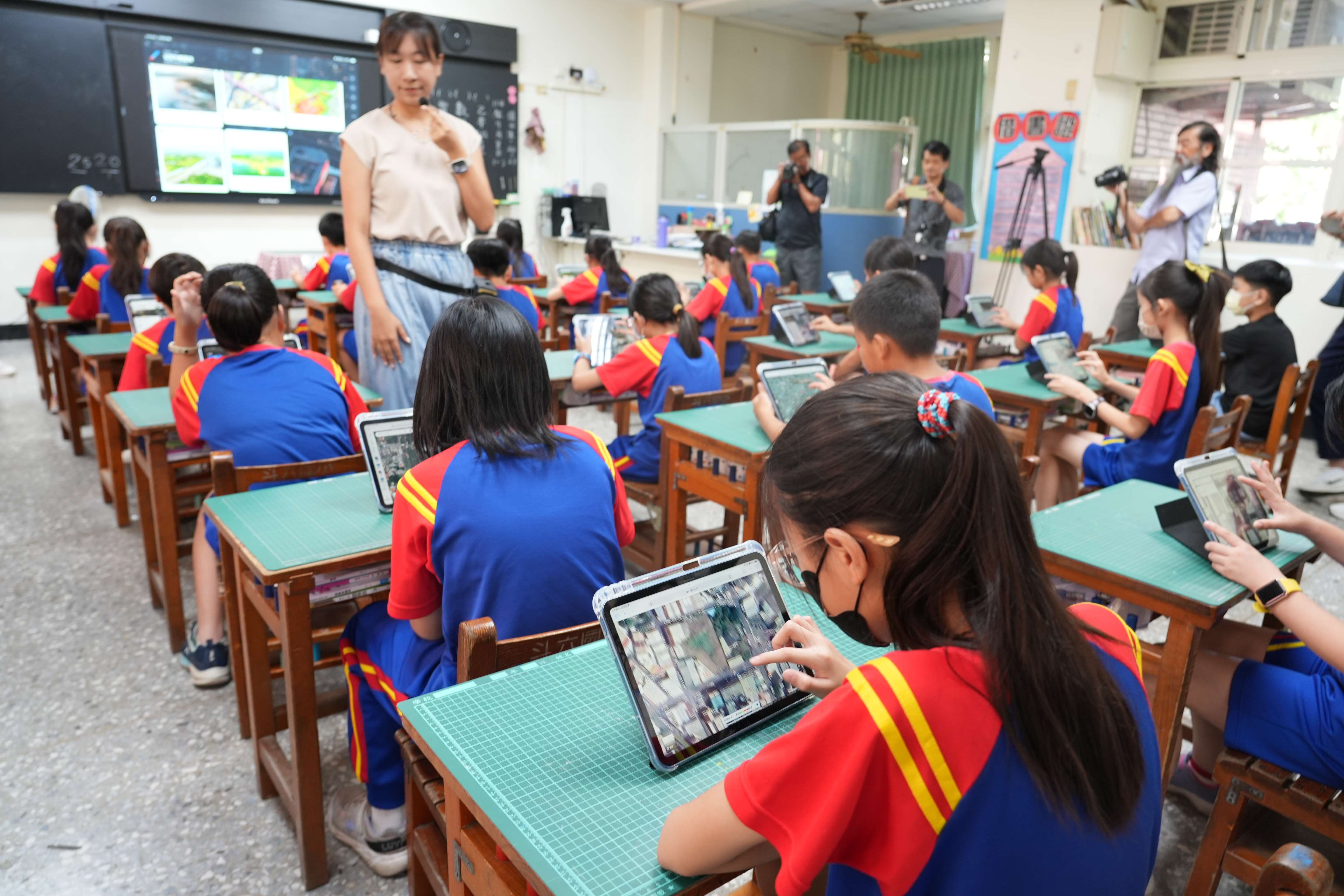 雲林縣195間縣立學校,4850教師及4萬名學生國中小每位教師與學生「一人一台平板」正式到位,實現全員數位學習的嶄新里程碑。