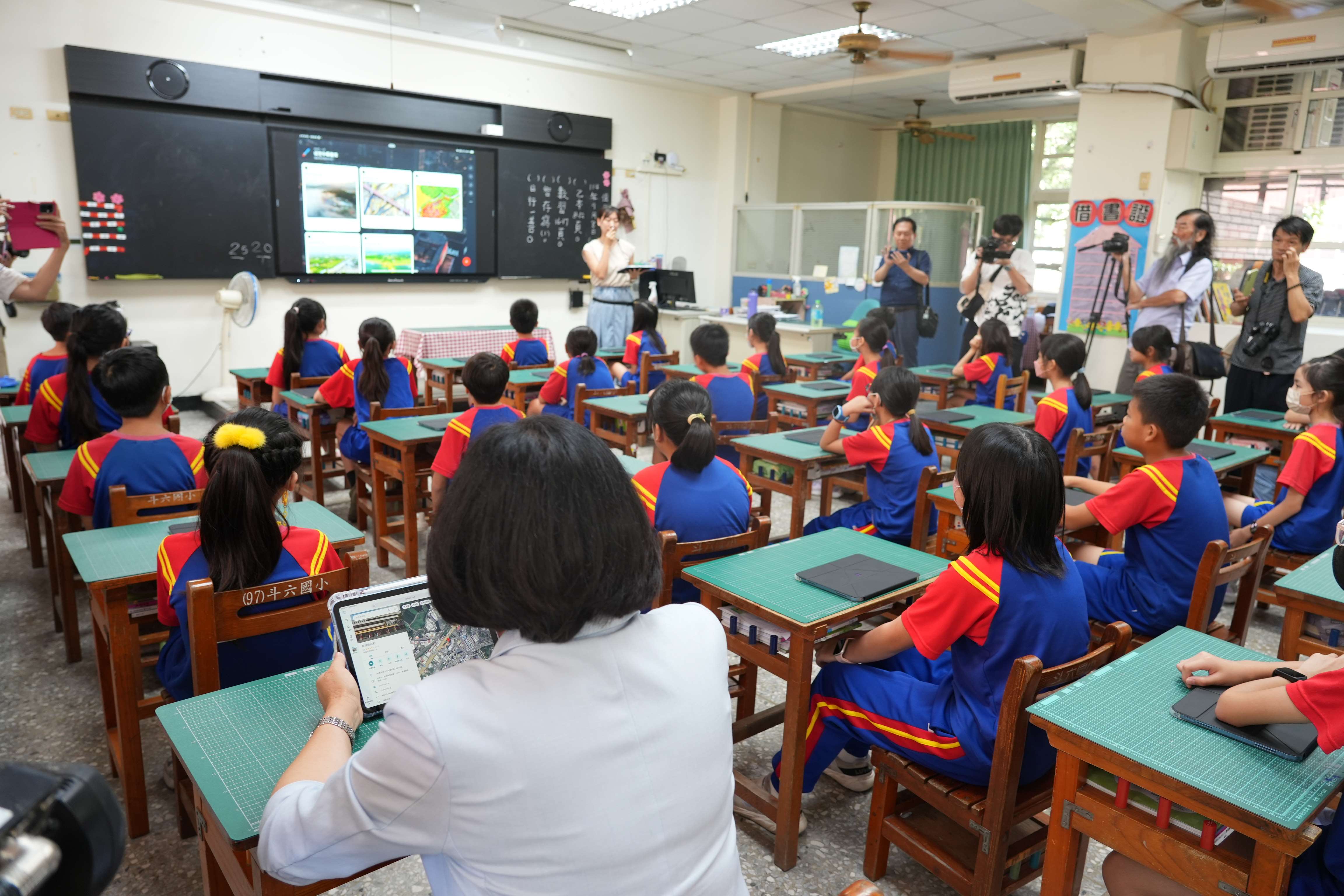 張麗善縣長體驗數位教學。