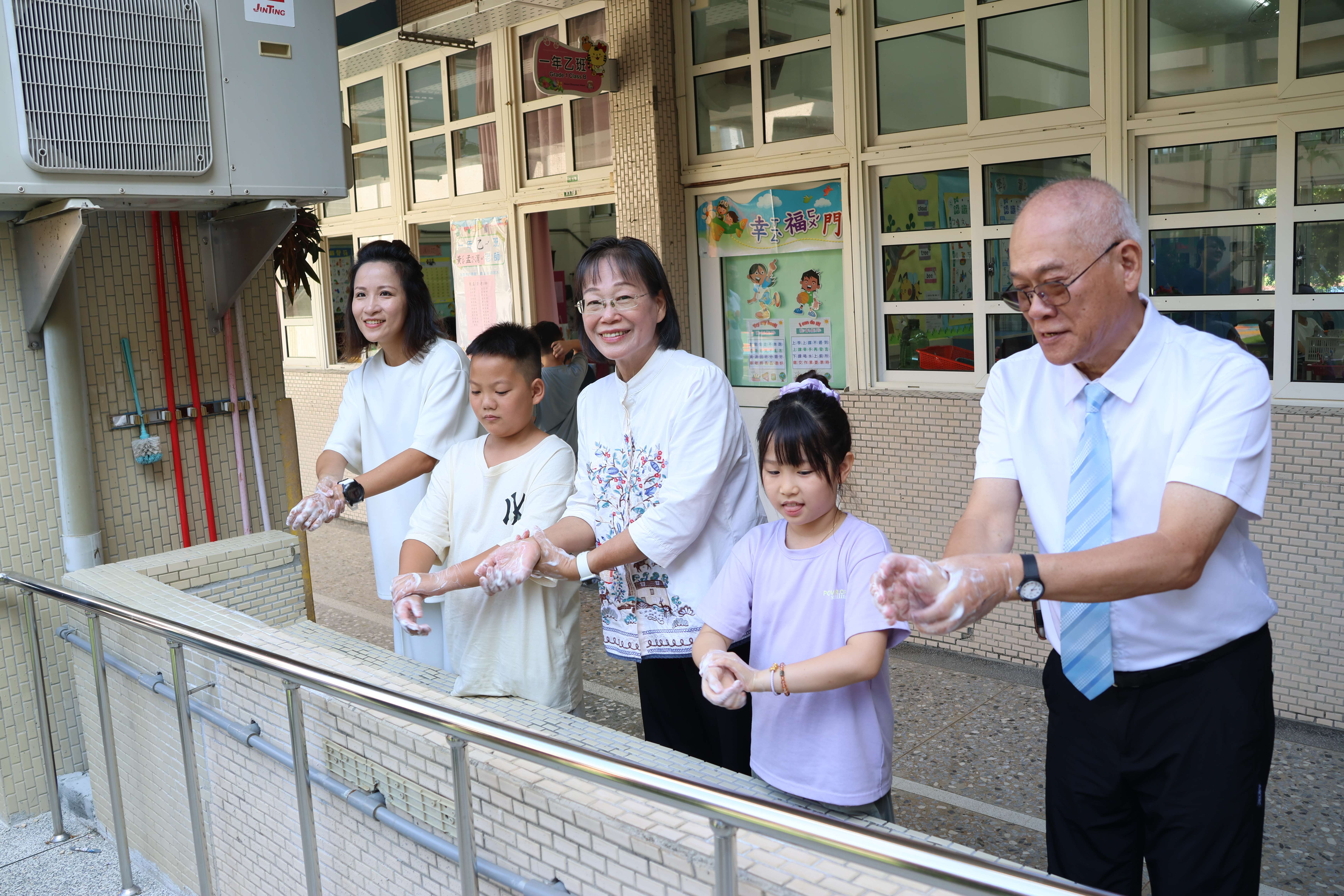 謝副縣長等與小朋友們一同示範衛教「內、外、夾、弓、大、立、腕」洗手七步驟