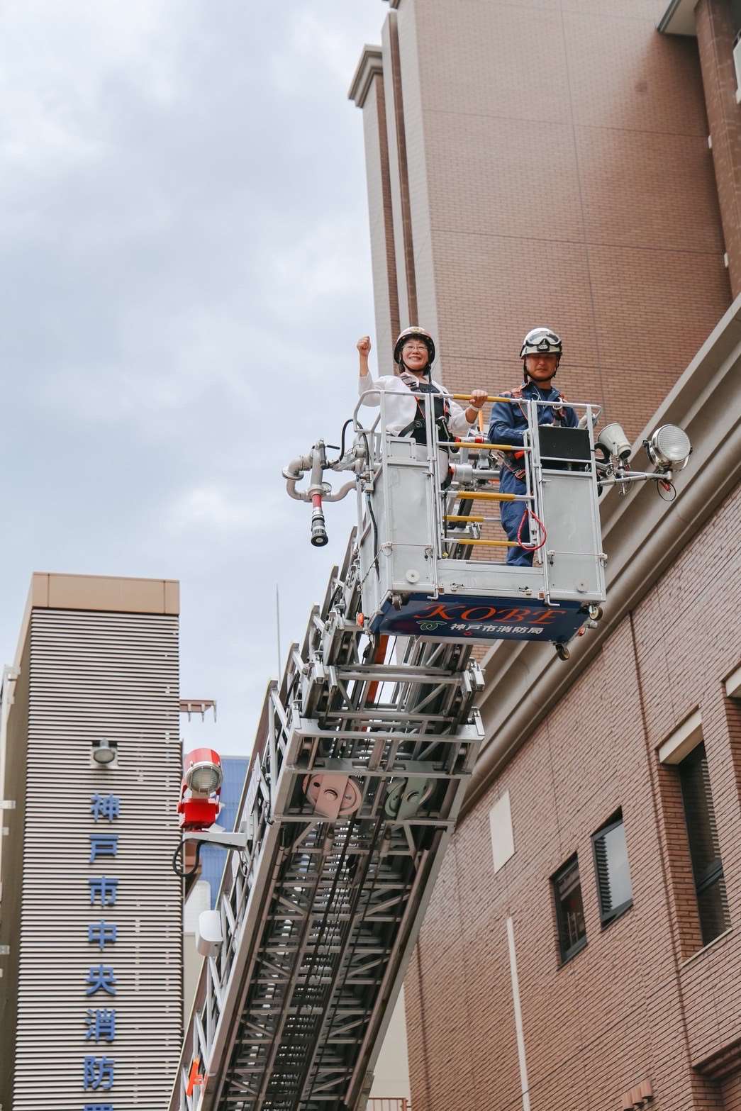 謝副縣長體驗50公尺雲梯消防車高空作業