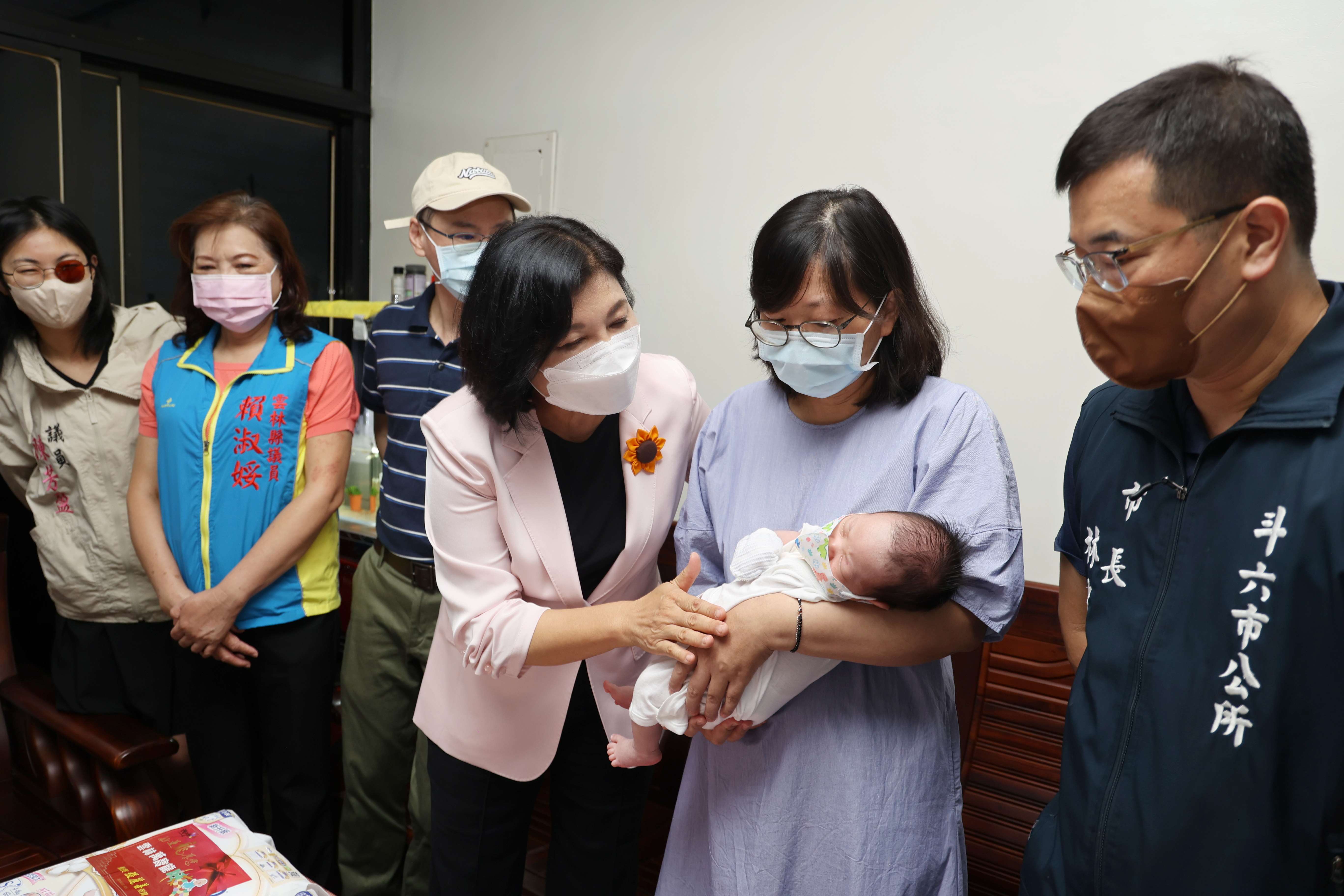 縣長張麗善今(14)日上午特別帶領縣府社會、民政處團隊，偕同斗六市長林聖爵、縣議員賴淑娞、陳芳盈、黃勝志、成功里長曾景坐等至斗六市第10,000位寶寶家中拜訪道喜