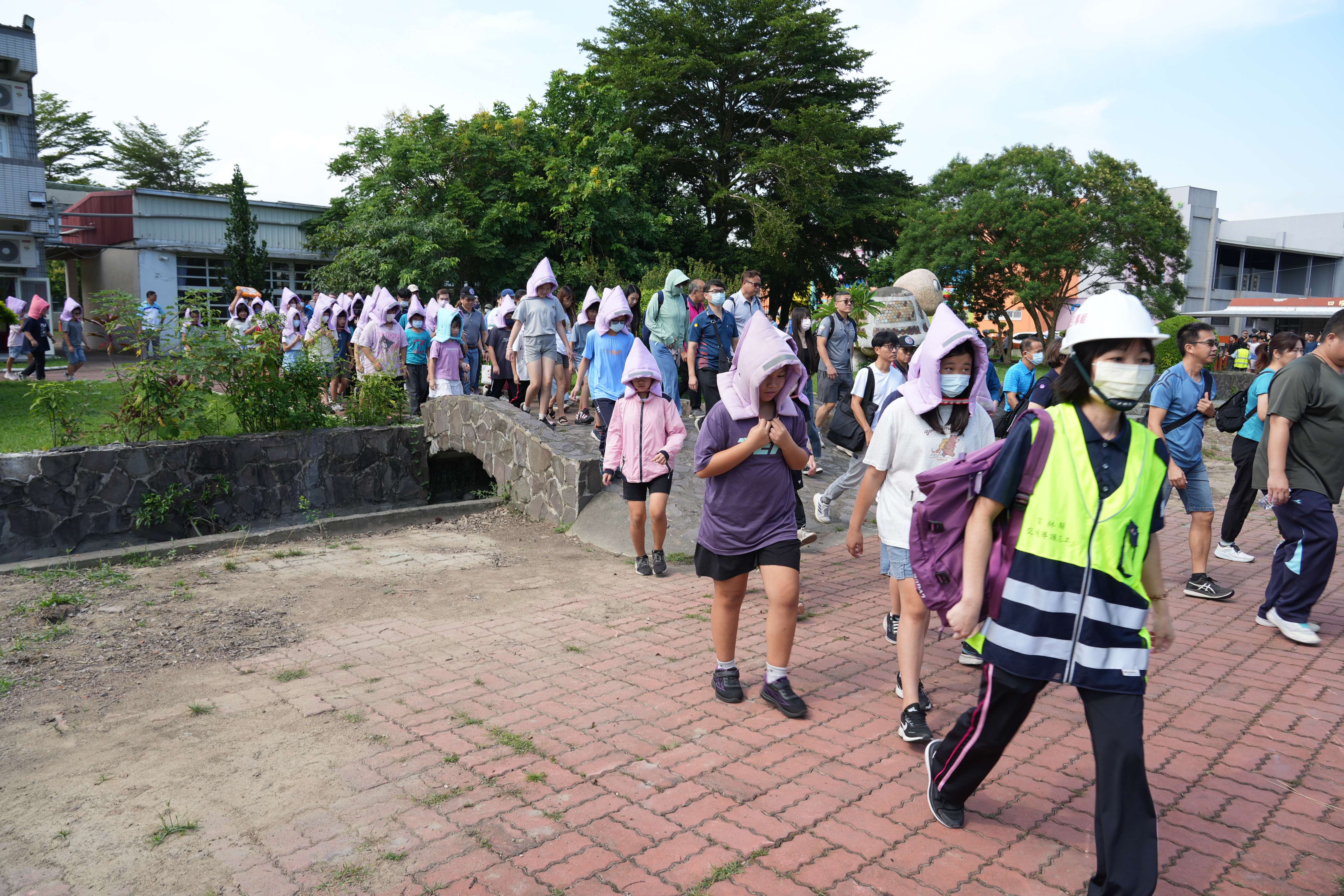 石龜國小學童演練地震疏散。