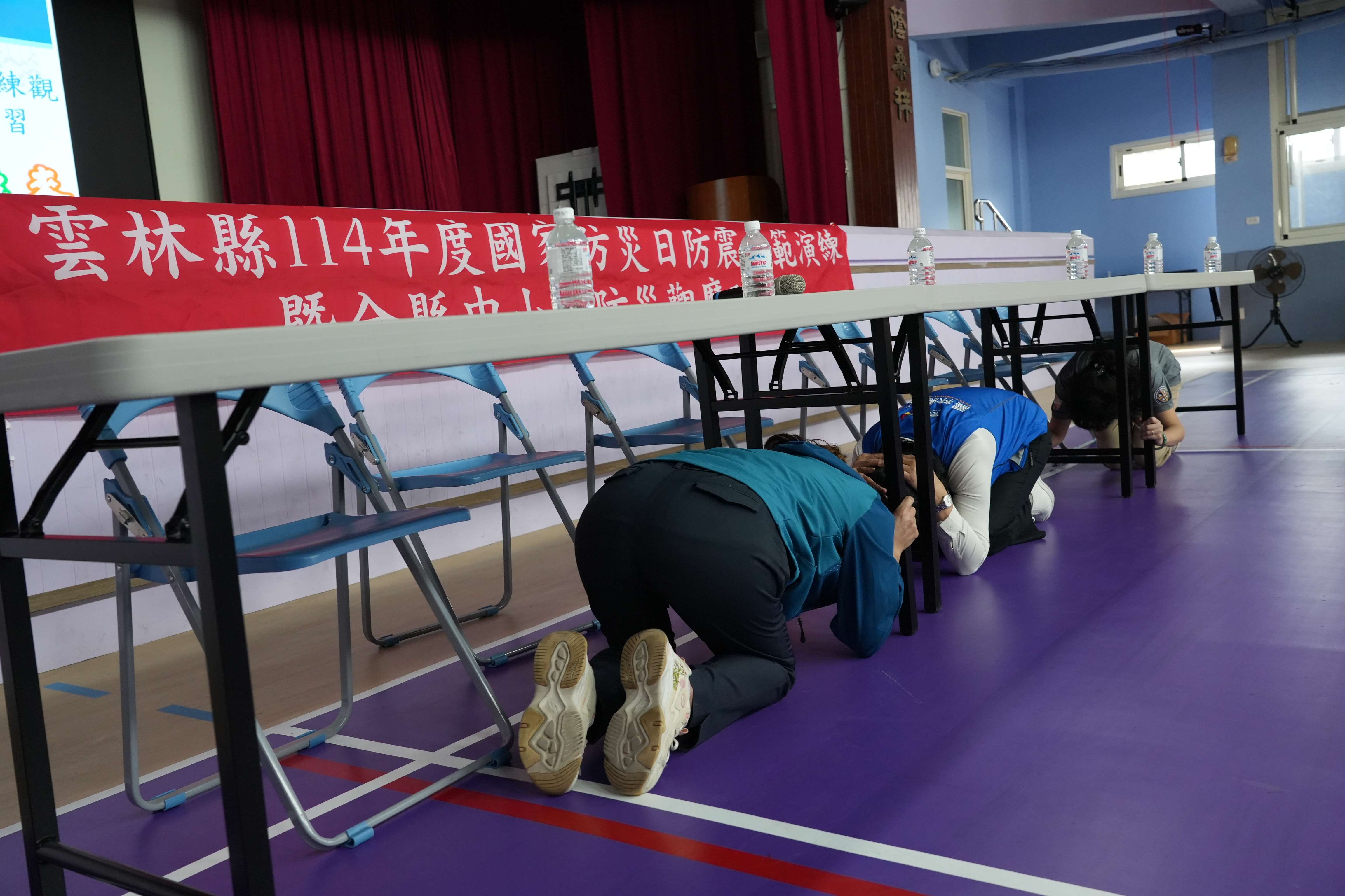 張麗善縣長演練「趴下 Drop、掩護 Cover、穩住 Hold on」應變。