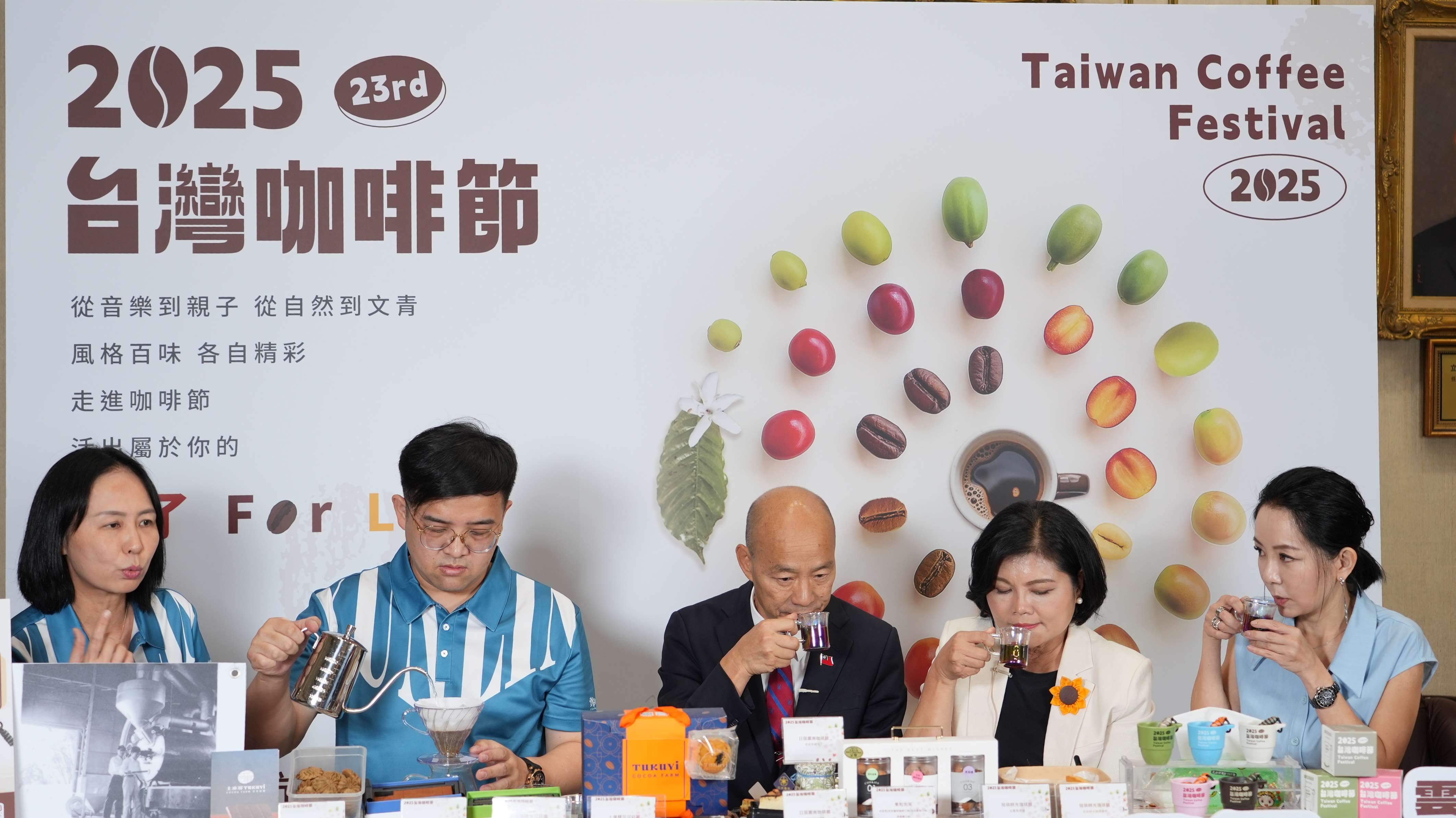 縣長張麗善同台韓國瑜院長直播宣傳台灣咖啡節。