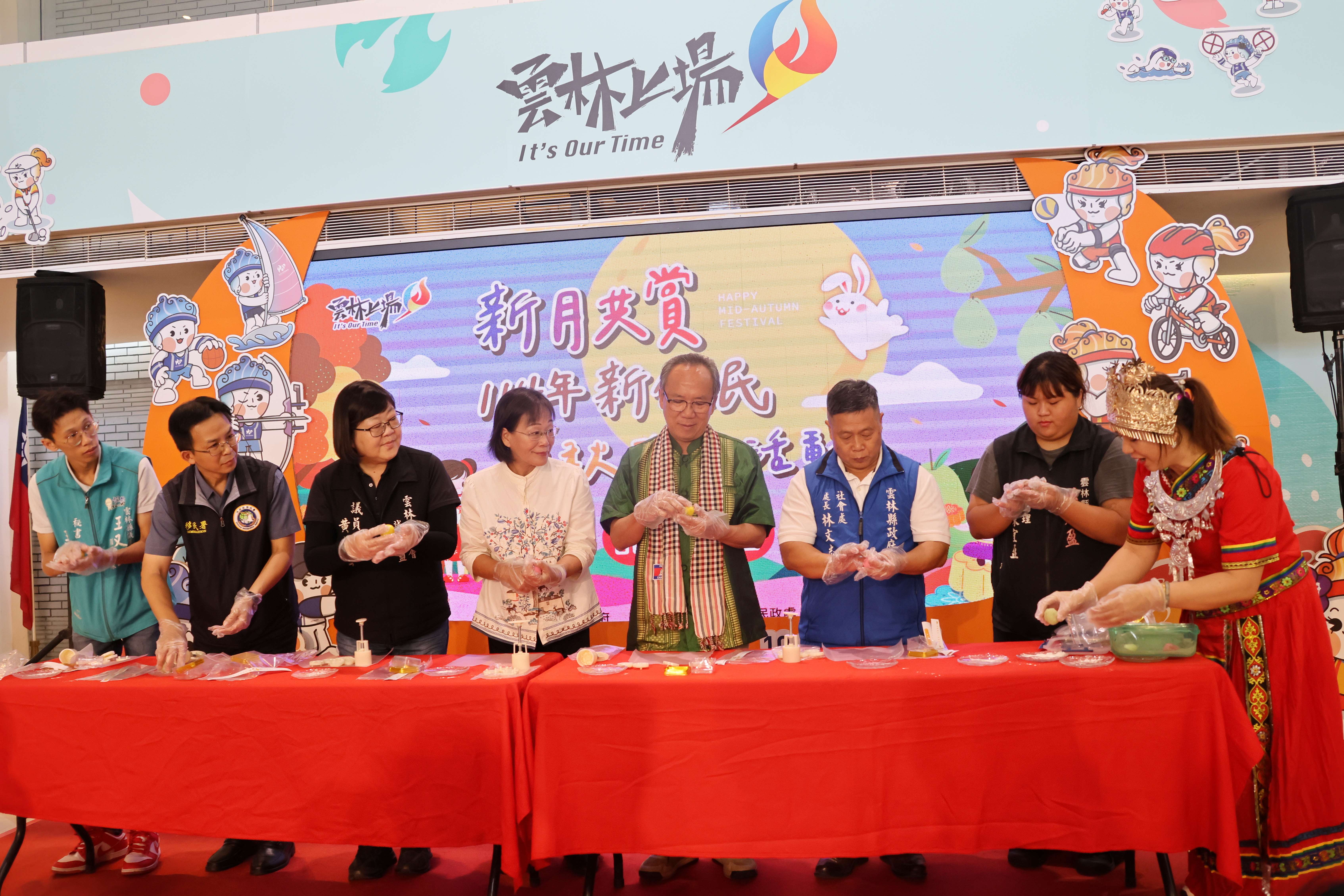 謝副縣長等 一起示範DIY異國甜點:冰皮月餅