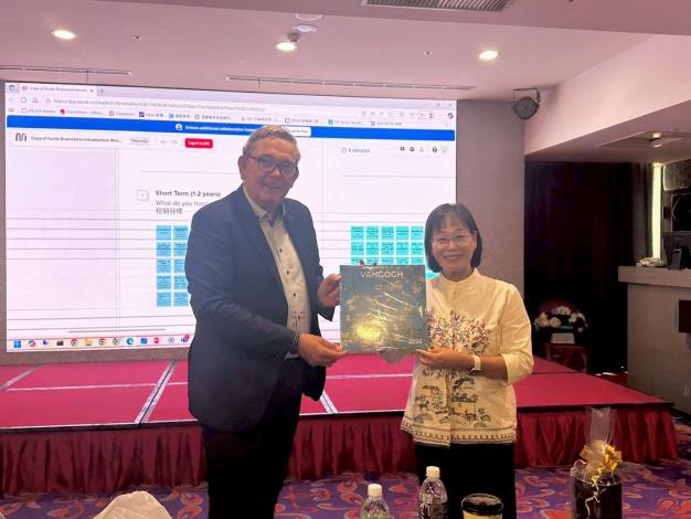 國際顧問致贈謝淑亞副縣長禮品