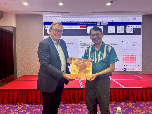 國際顧問致贈李明岳處長禮品