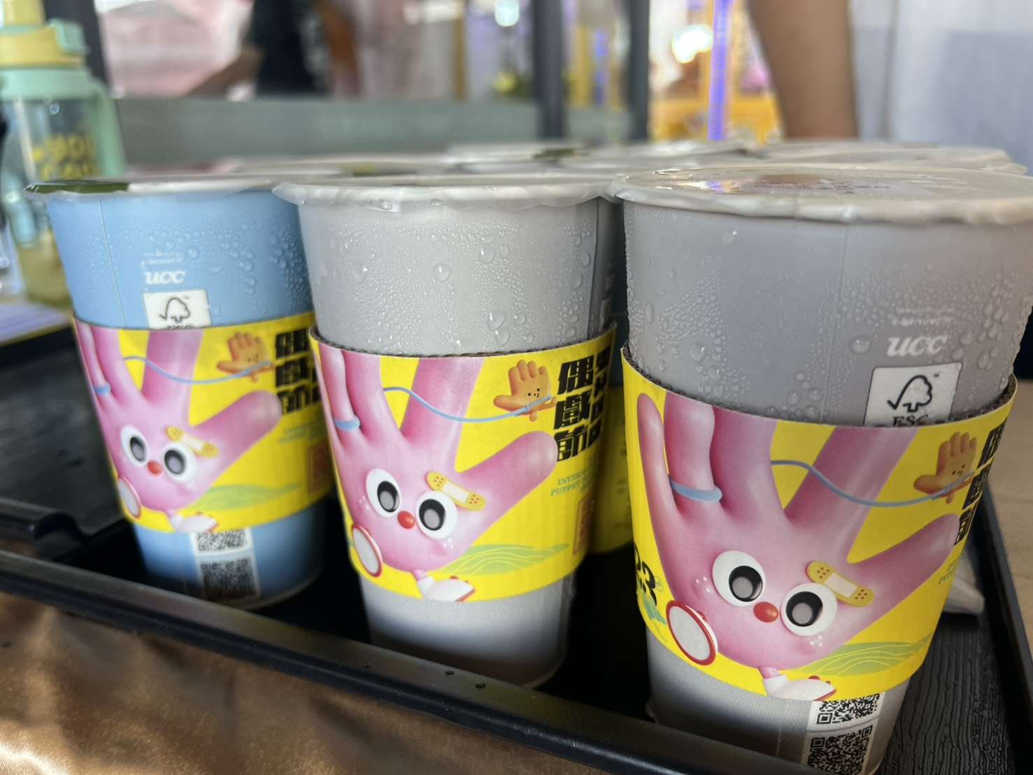 9月22日起至10月12日，於全家指定門市購買飲品可獲得限定杯套