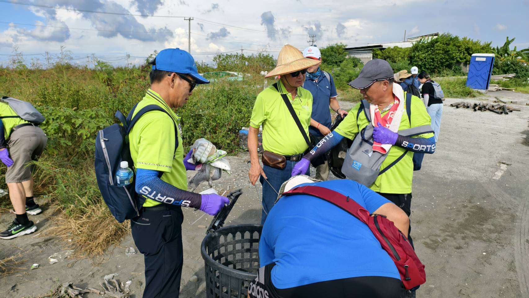 國際扶輪3470地區號召多位會員鄉親志工，家庭總動員共同為淨灘努力