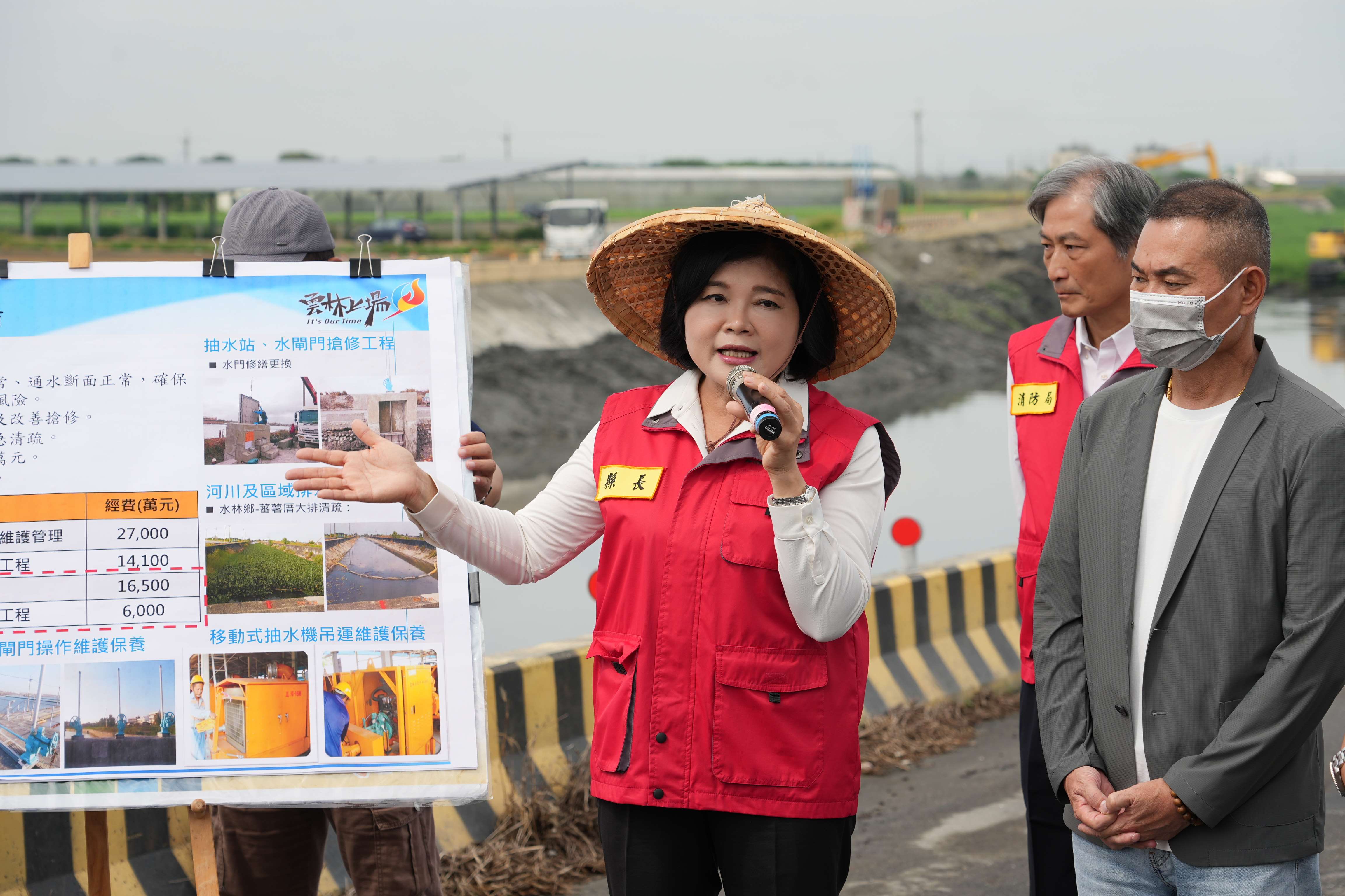 縣長張麗善巡視舊虎尾溪清淤工程,提醒民眾做好防颱工作。