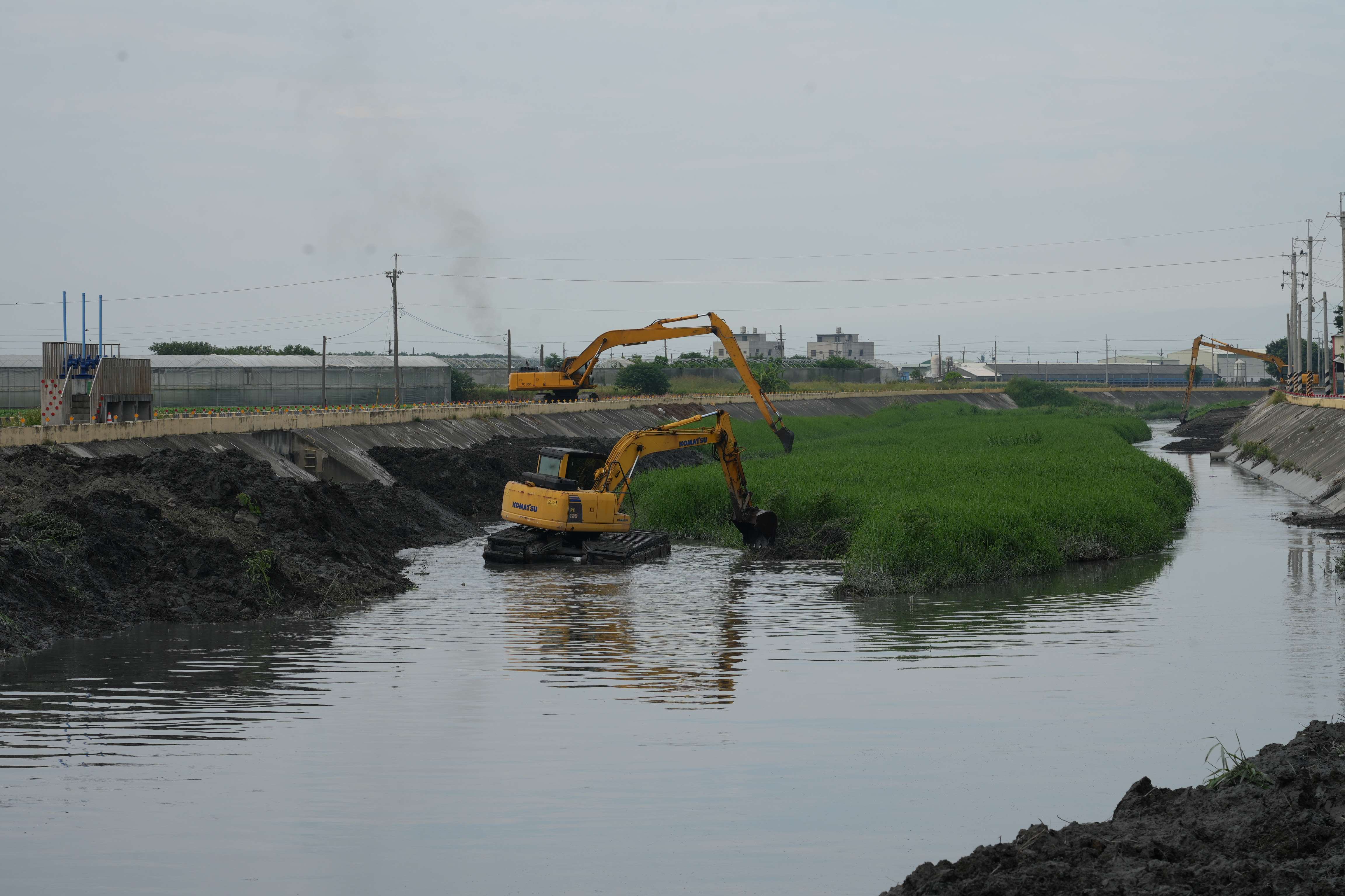 縣府水利處執行舊虎尾溪媽埔橋河道清淤工程。