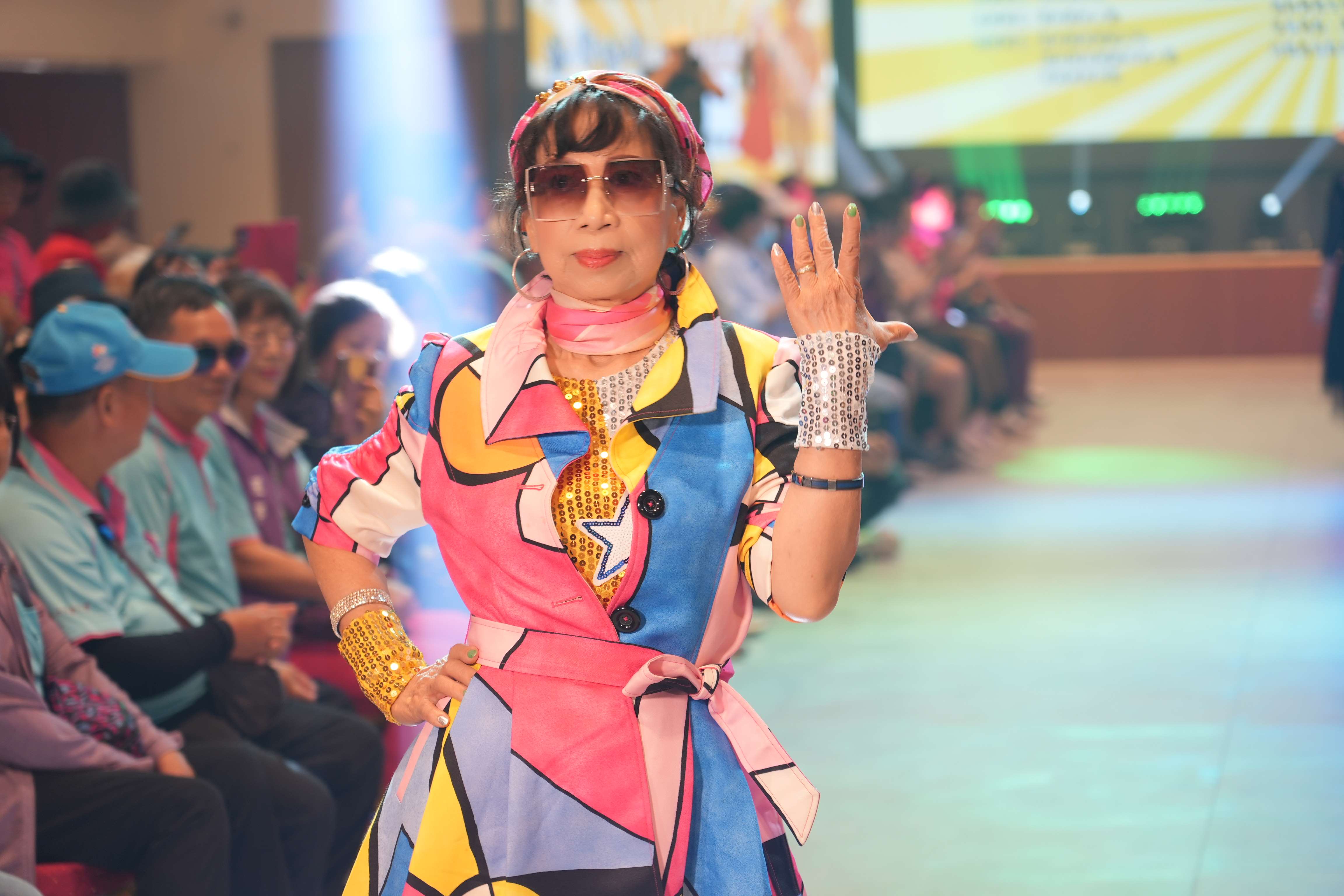 長輩走秀展現銀齡自信。