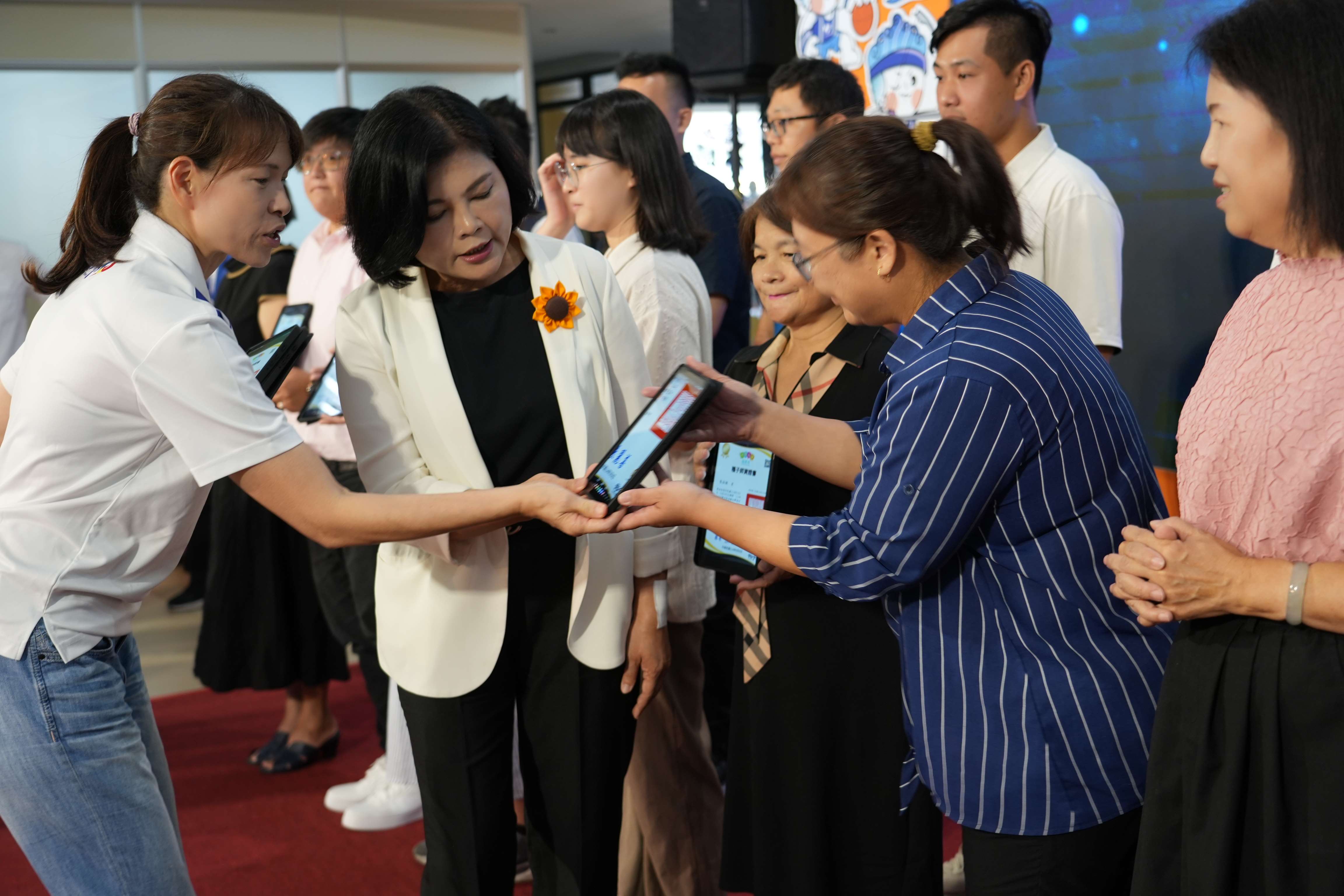 縣長張麗善親自授智慧證書。