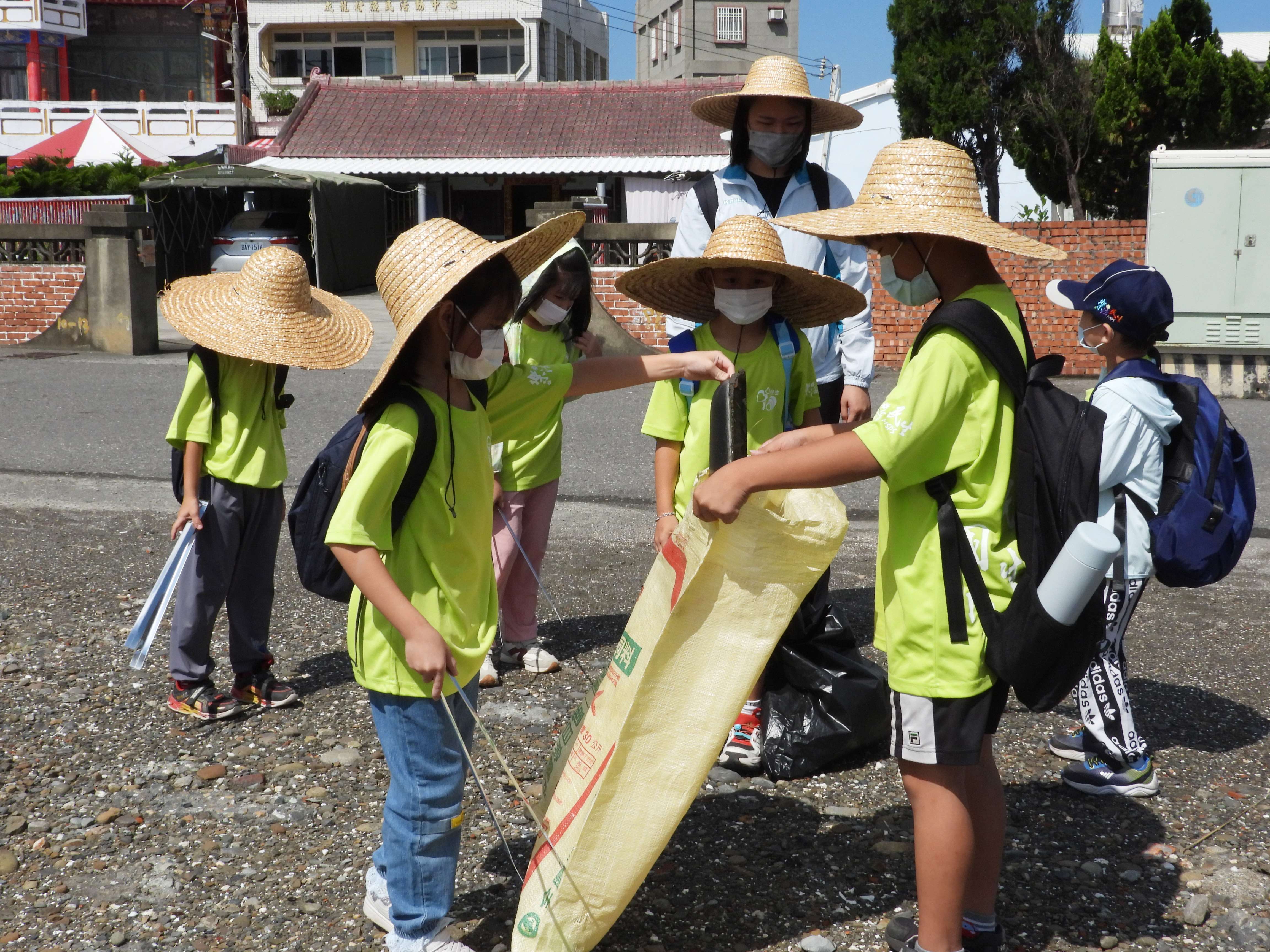 走訪社區同時一起清淨濕地