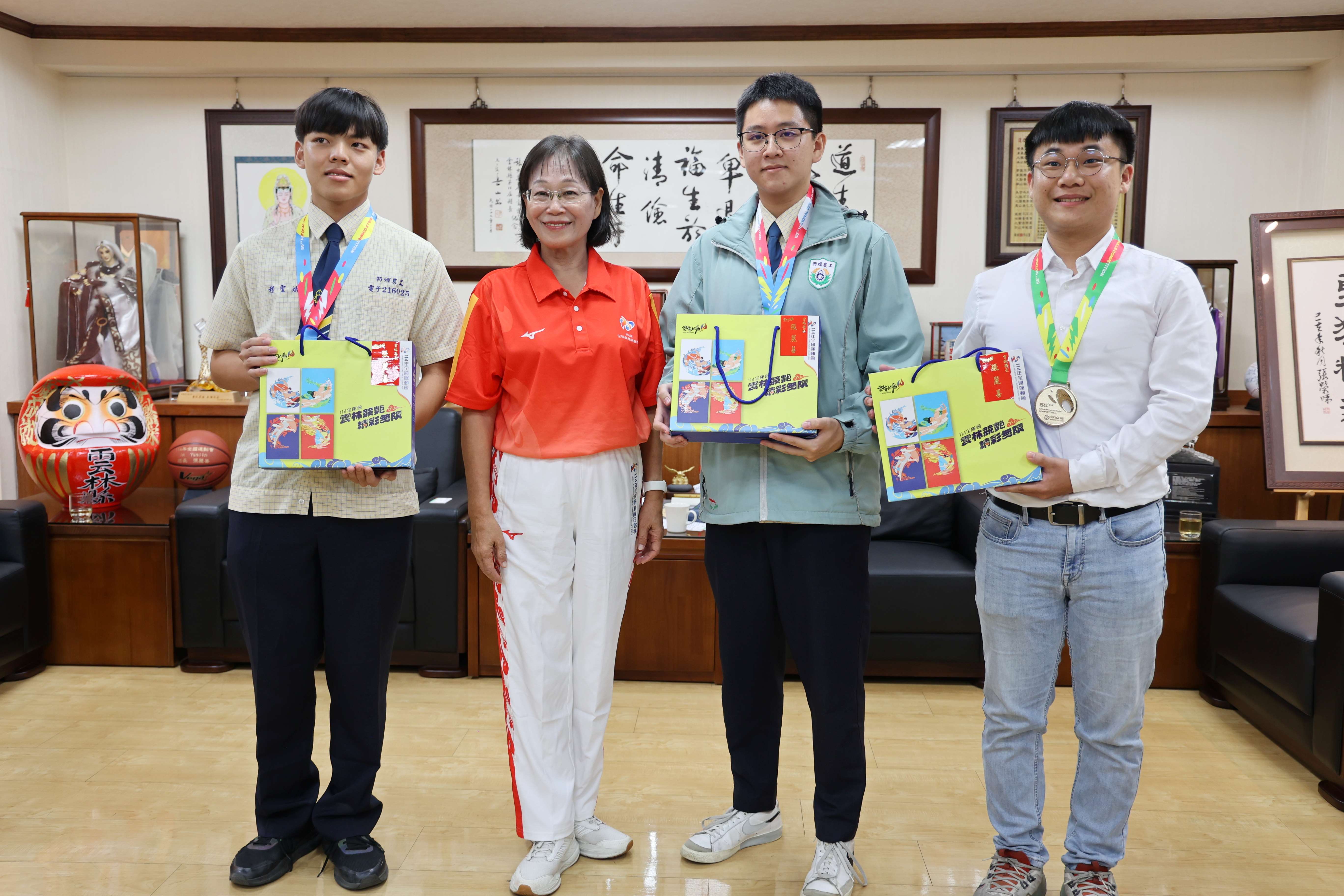 謝淑亞副縣長肯定雲林縣西螺農工電子科學生廖容陞、陳品謙及程聖斌於全國技能競賽優異表現