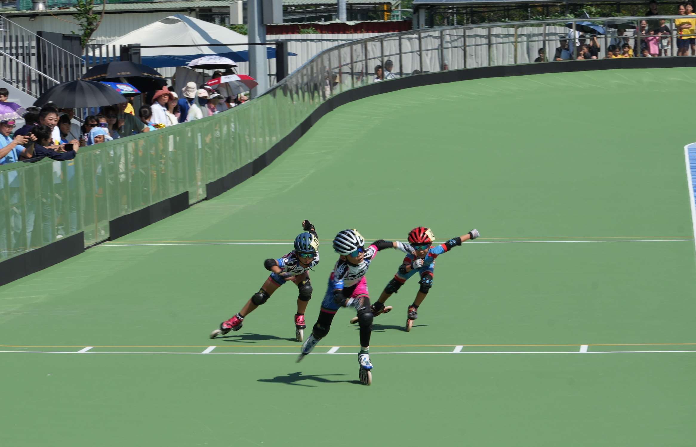 雲林縣立滑輪溜冰場符合國際標準,選手全力競速。