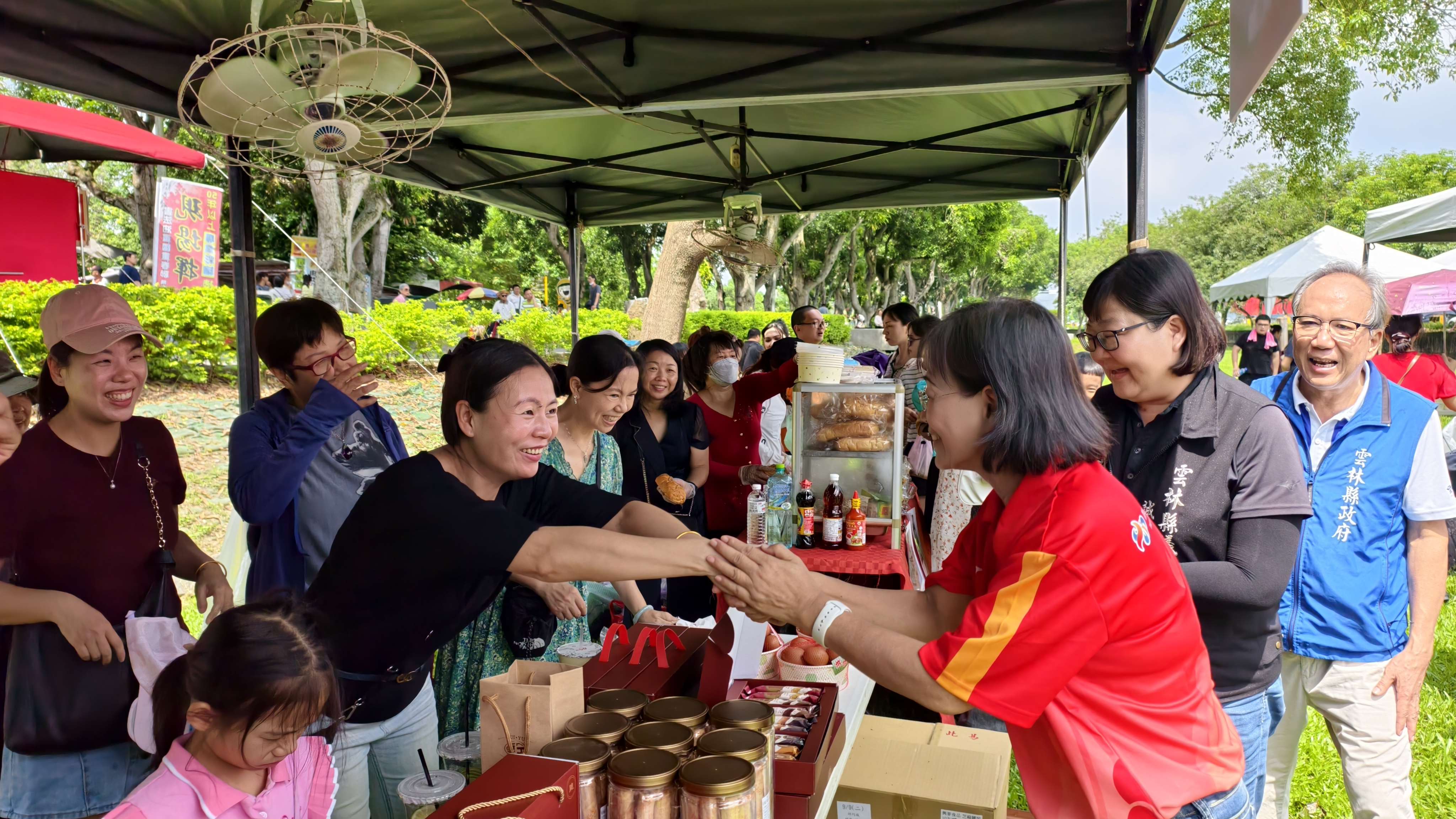這次中秋聯歡活動除了縣府主辦各項表演、摸彩與美食饗宴外，還有新住民朋友擺設各國文化美食攤位，讓鄉親們親臨各異國文化美食洗禮。