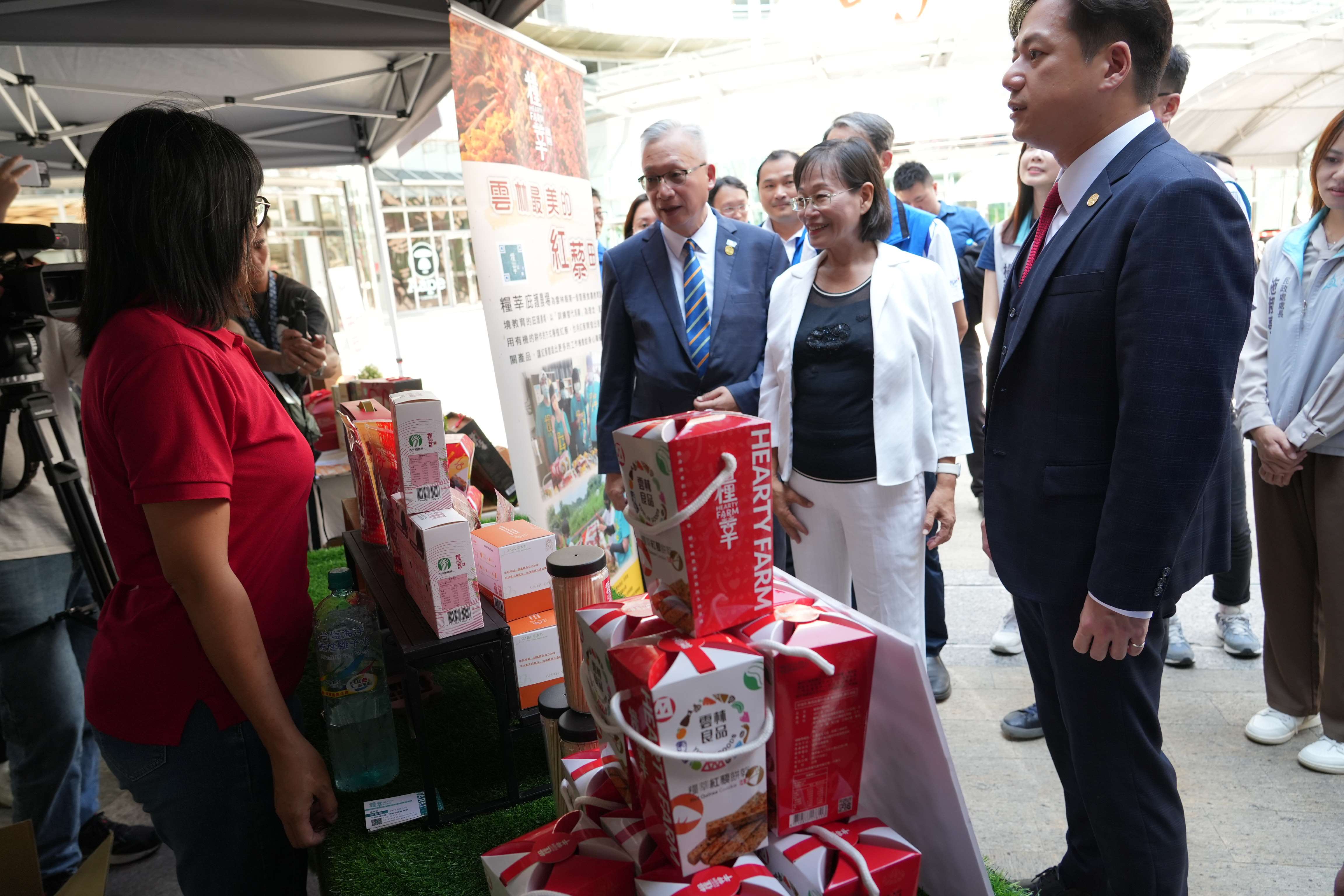 謝淑亞副縣長向新竹市代理市長邱臣遠介紹雲林良品。