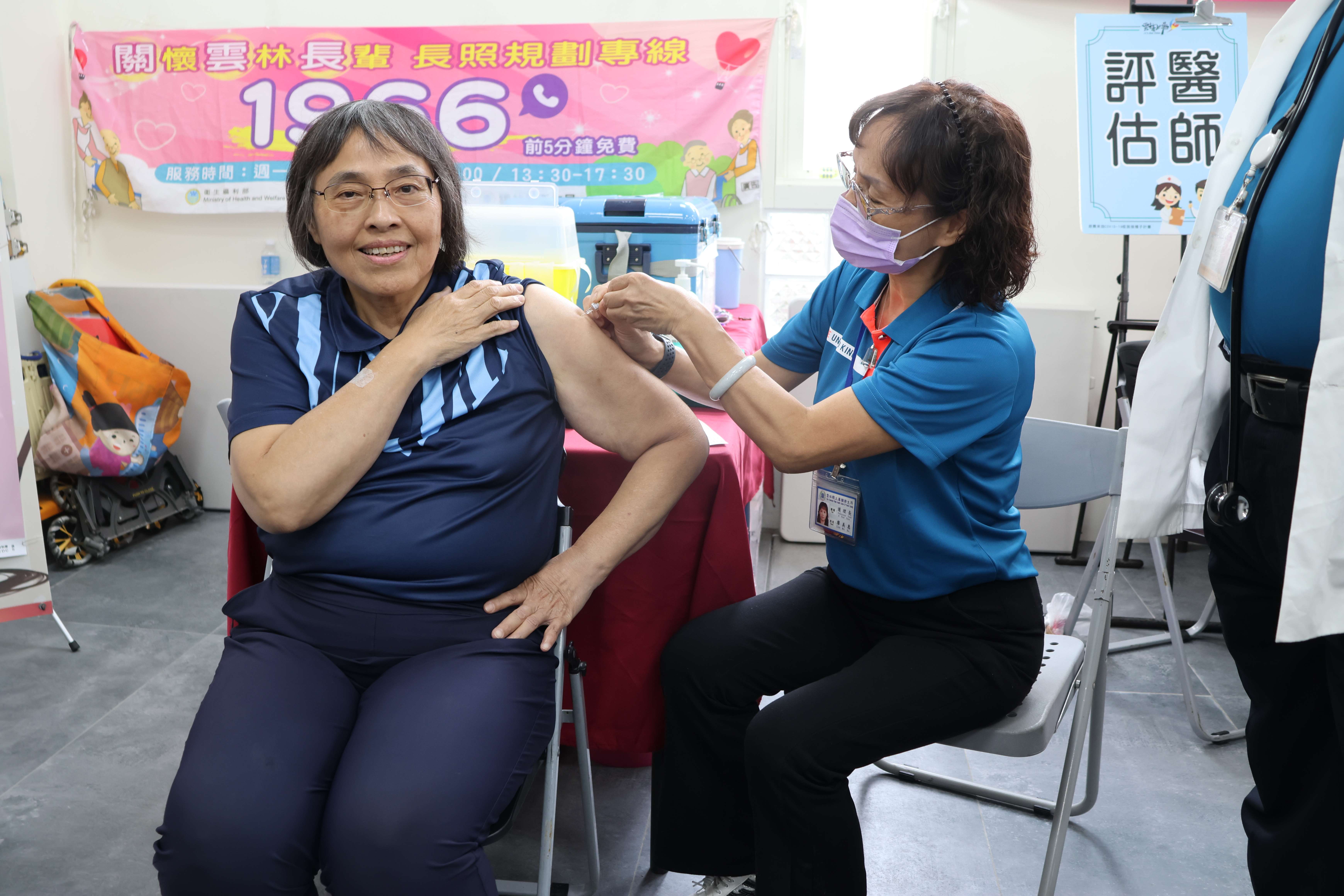 衛生局長曾春美帶頭 接受疫苗施打