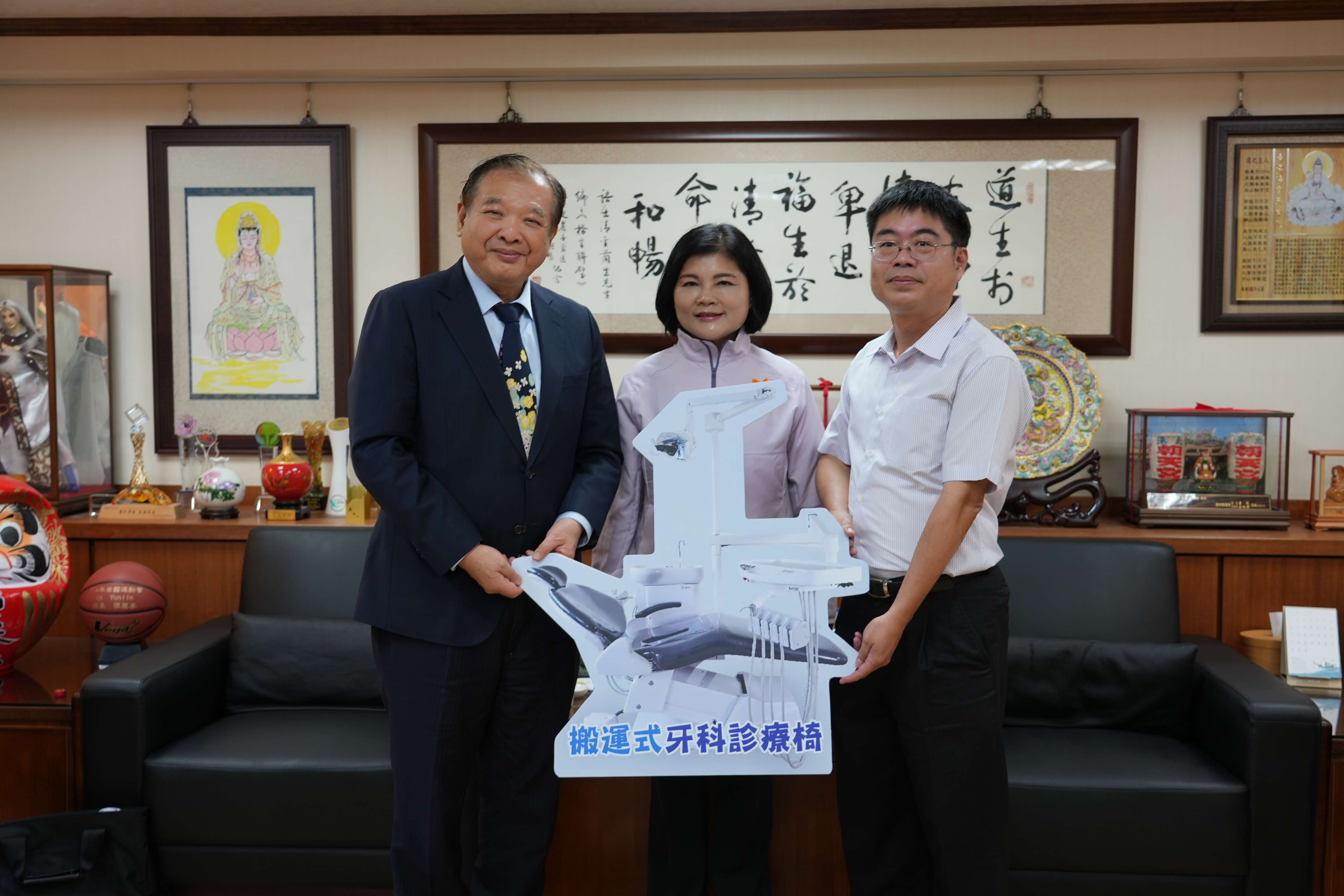 台北市雲林同鄉總會及台灣雲林之友會共同捐贈3台搬運式牙科診療椅，供本縣牙醫師公會運用於辦理牙科巡迴醫療保健服務計畫。