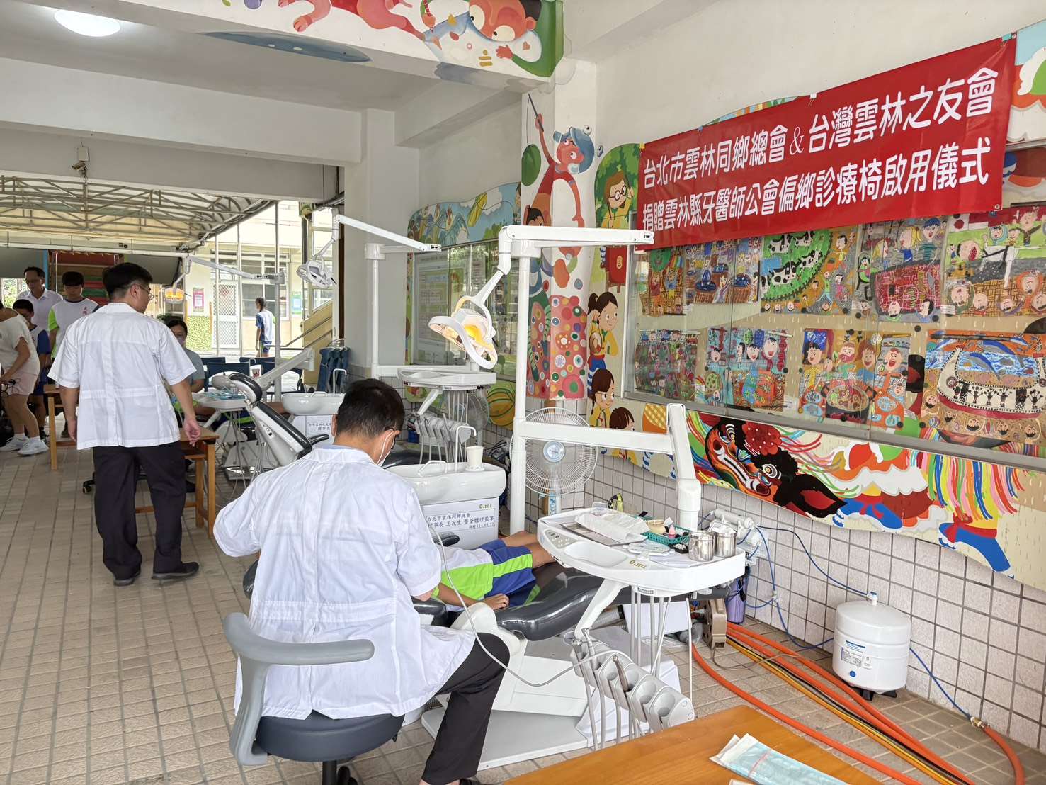 牙醫師公會利用搬運式牙科診療椅巡迴診療，幫學童口腔檢查、治療、窩溝封填及塗氟。